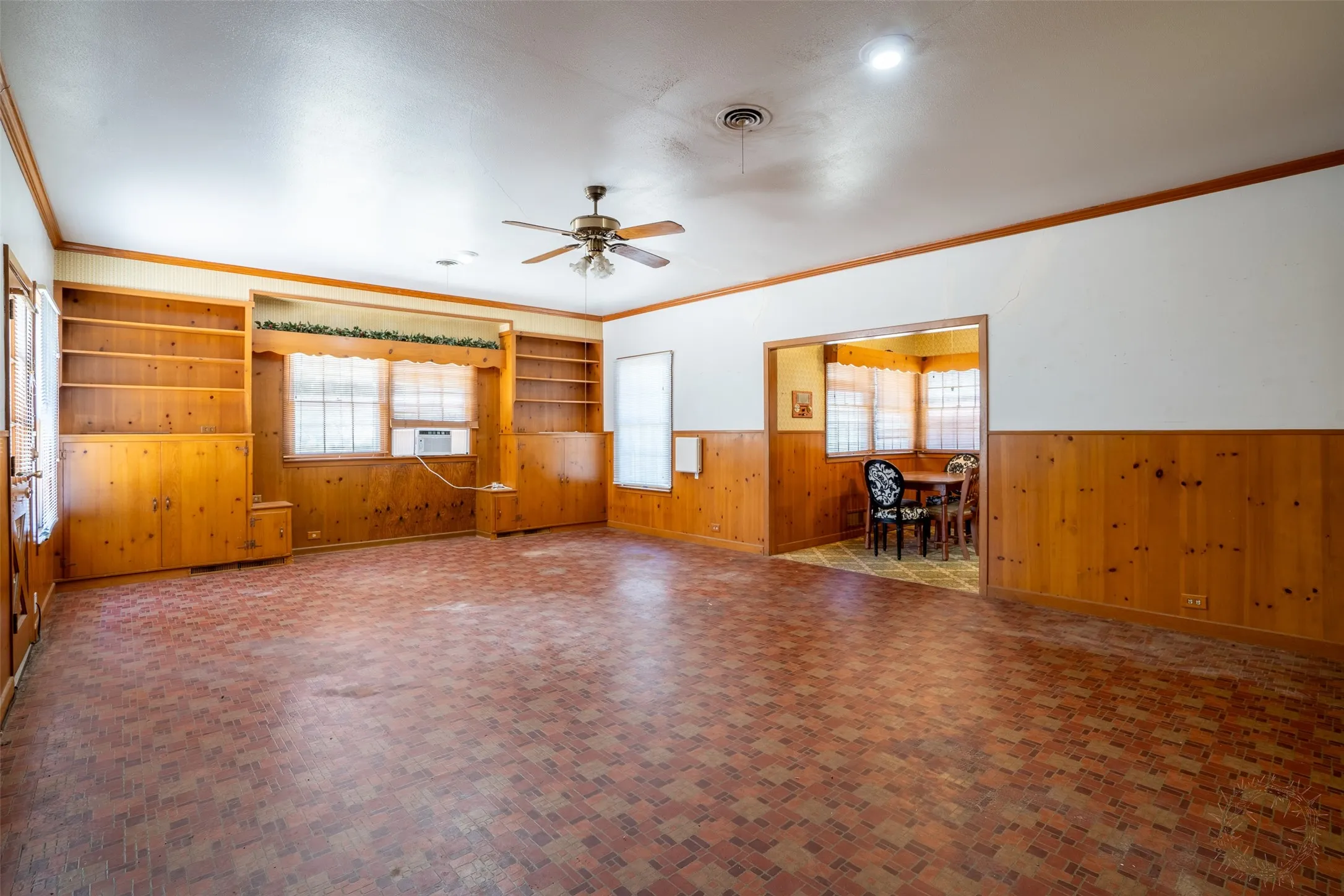 Single Family Residence For Sale in Comanche County , 908 W Barnes Avenue, Comanche, Texas 76442, 3 Bedroom, 2 Bathroom, 2 Garage spaces, 2,564 Sqft, built in 1955, mls#21301480, Real Estate Agent in Comanche, Homes For Sale in Comanche county, Homes For Sale in Comanche, Realtor in Comanche Texas, Real Estate Brokerage Independent Realty Texas, Luminita Cordes Realtor