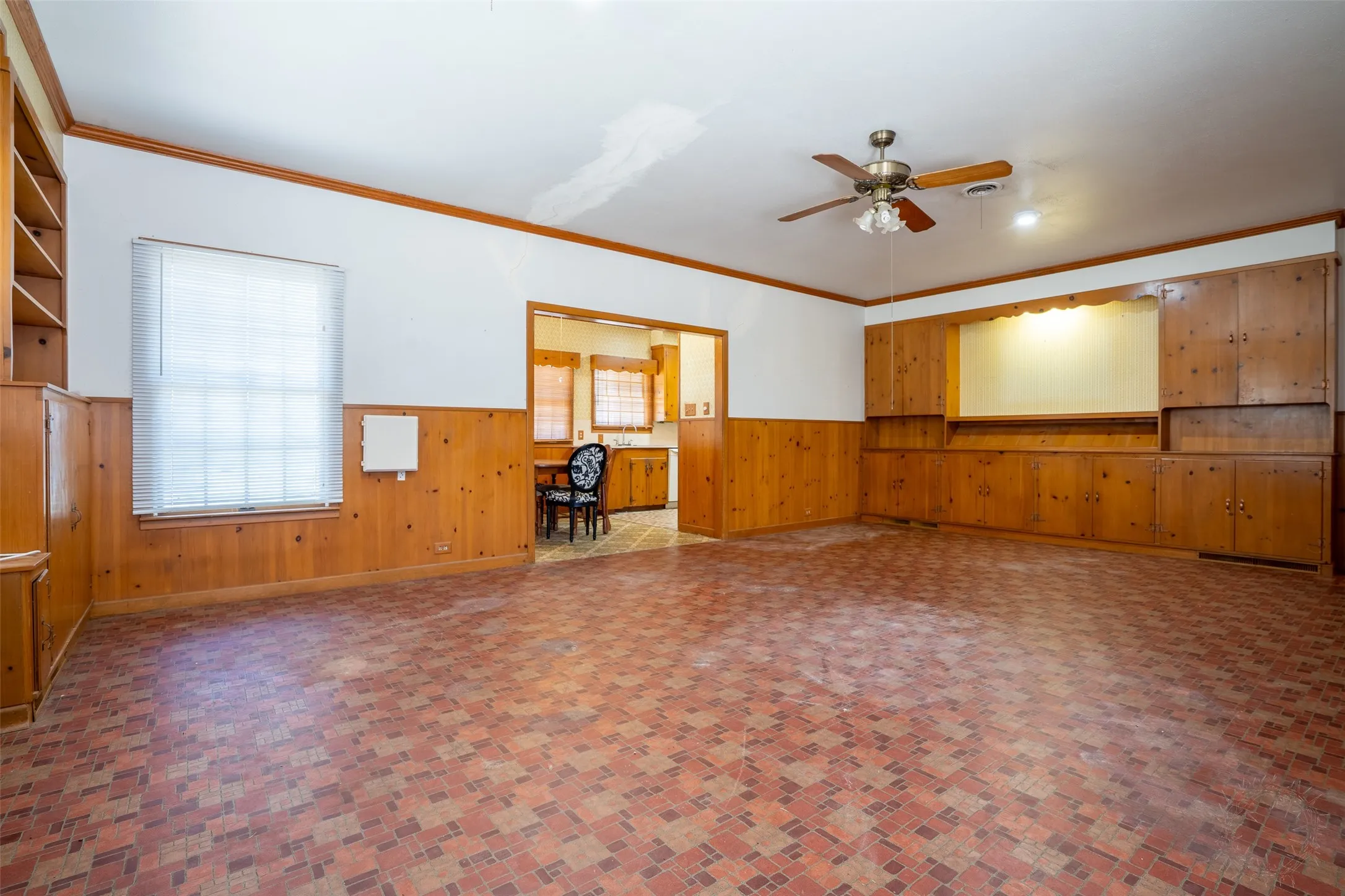 Single Family Residence For Sale in Comanche County , 908 W Barnes Avenue, Comanche, Texas 76442, 3 Bedroom, 2 Bathroom, 2 Garage spaces, 2,564 Sqft, built in 1955, mls#21301480, Real Estate Agent in Comanche, Homes For Sale in Comanche county, Homes For Sale in Comanche, Realtor in Comanche Texas, Real Estate Brokerage Independent Realty Texas, Luminita Cordes Realtor