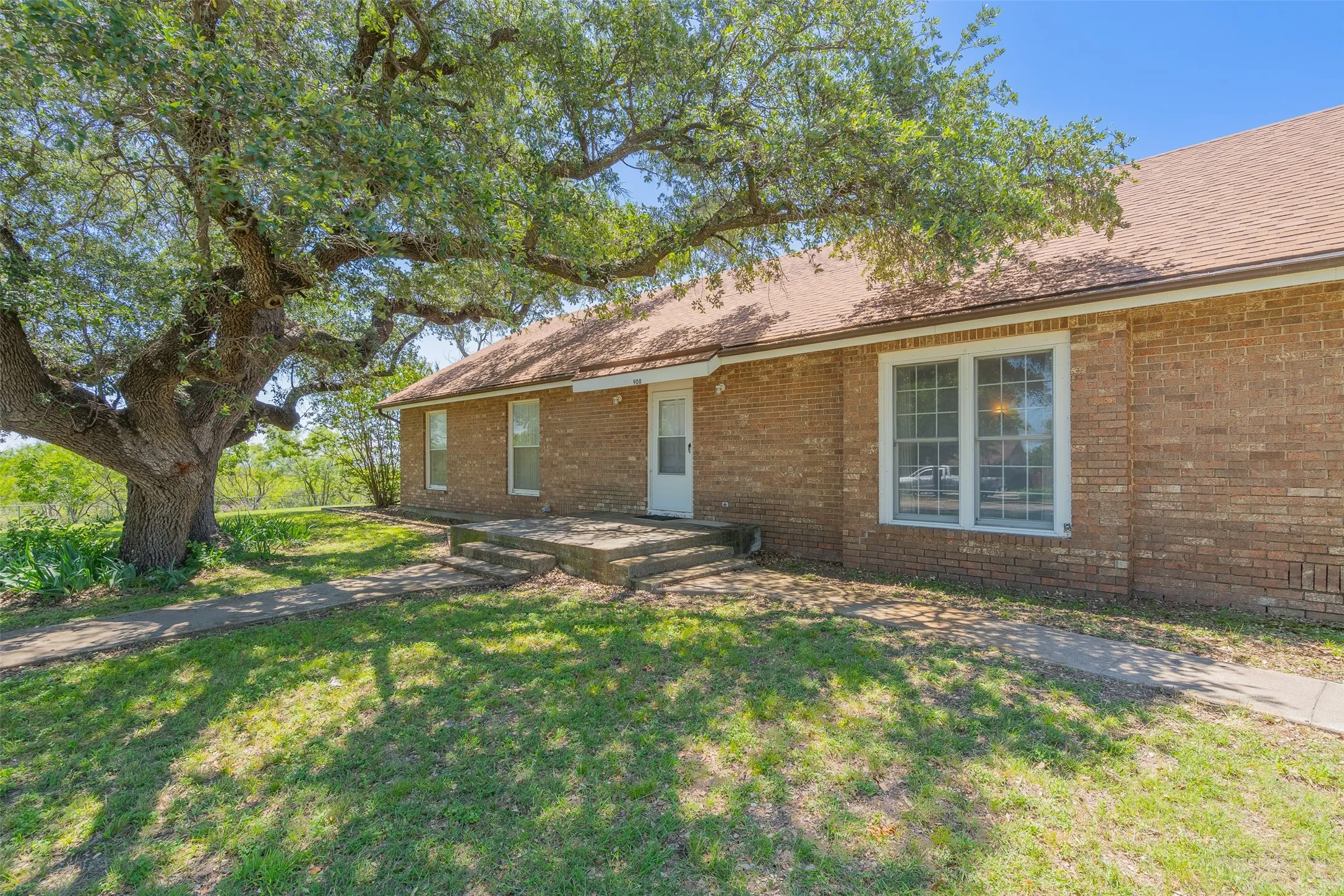 Single Family Residence For Sale in Comanche County , 908 W Barnes Avenue, Comanche, Texas 76442, 3 Bedroom, 2 Bathroom, 2 Garage spaces, 2,564 Sqft, built in 1955, mls#21301480, Real Estate Agent in Comanche, Homes For Sale in Comanche county, Homes For Sale in Comanche, Realtor in Comanche Texas, Real Estate Brokerage Independent Realty Texas, Luminita Cordes Realtor