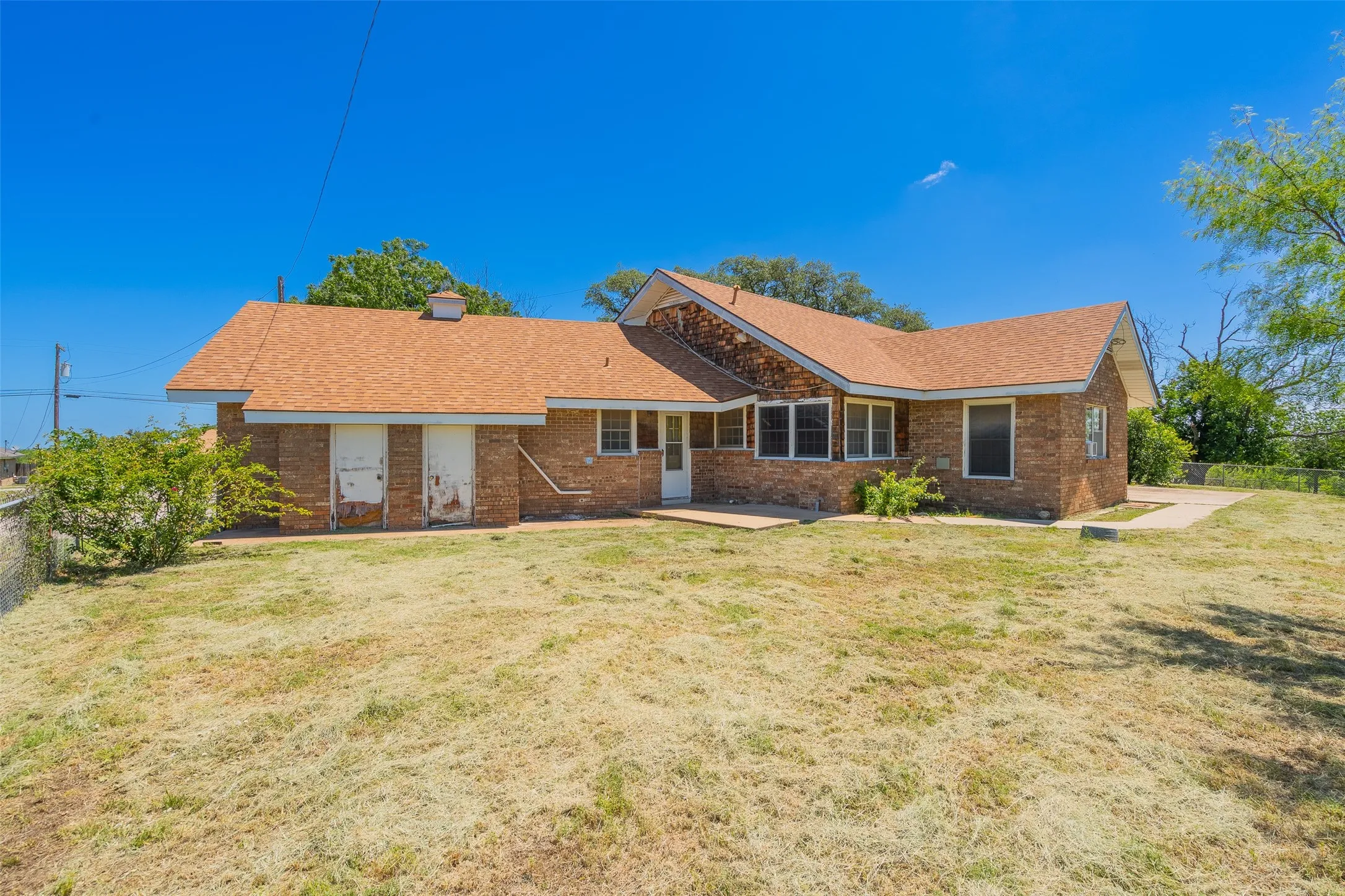 Single Family Residence For Sale in Comanche County , 908 W Barnes Avenue, Comanche, Texas 76442, 3 Bedroom, 2 Bathroom, 2 Garage spaces, 2,564 Sqft, built in 1955, mls#21301480, Real Estate Agent in Comanche, Homes For Sale in Comanche county, Homes For Sale in Comanche, Realtor in Comanche Texas, Real Estate Brokerage Independent Realty Texas, Luminita Cordes Realtor