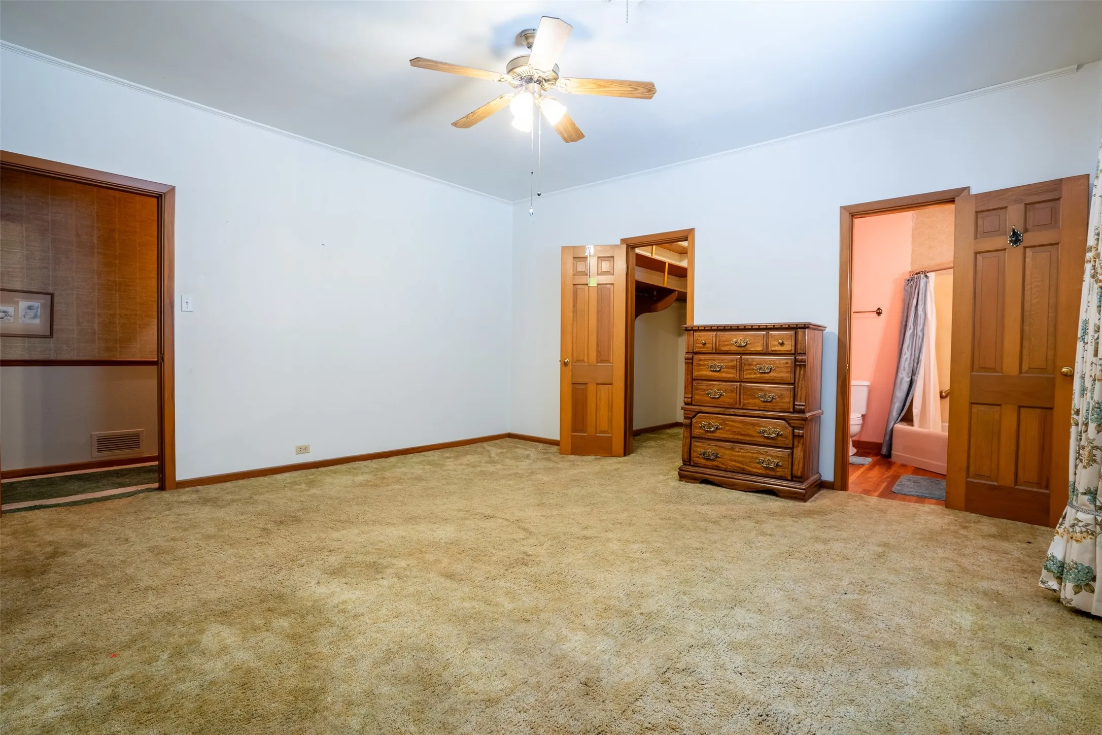 Single Family Residence For Sale in Comanche County , 908 W Barnes Avenue, Comanche, Texas 76442, 3 Bedroom, 2 Bathroom, 2 Garage spaces, 2,564 Sqft, built in 1955, mls#21301480, Real Estate Agent in Comanche, Homes For Sale in Comanche county, Homes For Sale in Comanche, Realtor in Comanche Texas, Real Estate Brokerage Independent Realty Texas, Luminita Cordes Realtor