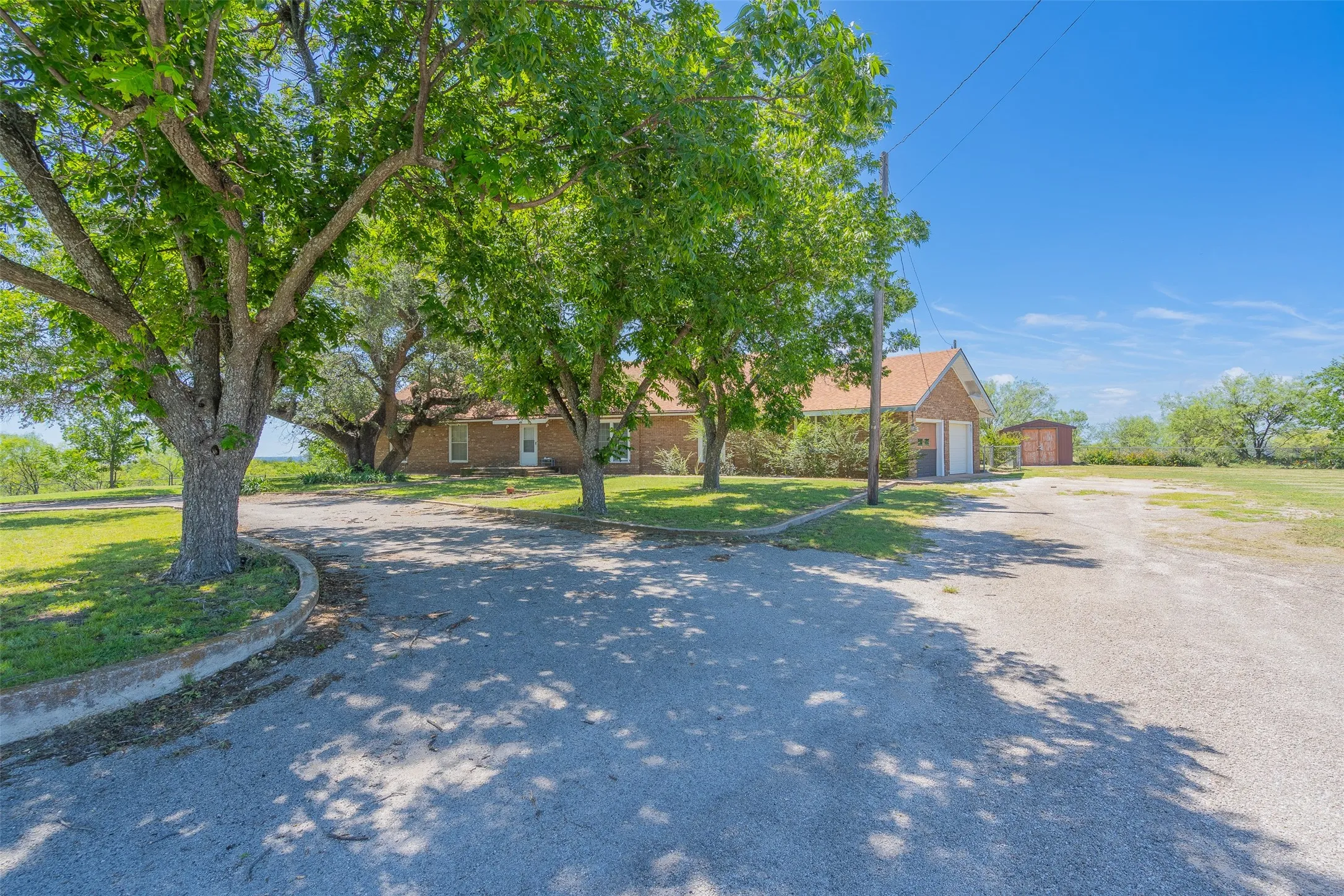 Single Family Residence For Sale in Comanche County , 908 W Barnes Avenue, Comanche, Texas 76442, 3 Bedroom, 2 Bathroom, 2 Garage spaces, 2,564 Sqft, built in 1955, mls#21301480, Real Estate Agent in Comanche, Homes For Sale in Comanche county, Homes For Sale in Comanche, Realtor in Comanche Texas, Real Estate Brokerage Independent Realty Texas, Luminita Cordes Realtor