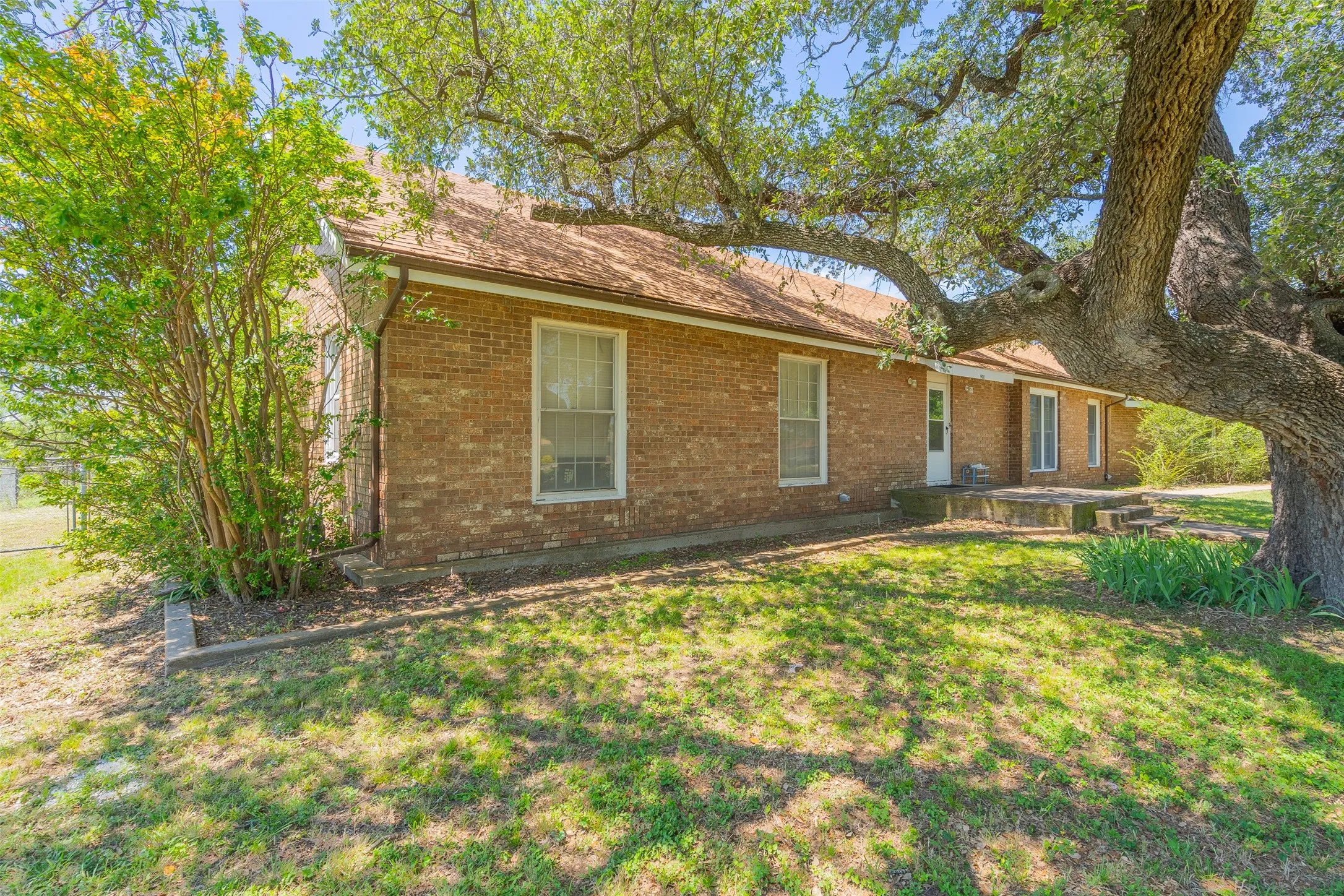 Single Family Residence For Sale in Comanche County , 908 W Barnes Avenue, Comanche, Texas 76442, 3 Bedroom, 2 Bathroom, 2 Garage spaces, 2,564 Sqft, built in 1955, mls#21301480, Real Estate Agent in Comanche, Homes For Sale in Comanche county, Homes For Sale in Comanche, Realtor in Comanche Texas, Real Estate Brokerage Independent Realty Texas, Luminita Cordes Realtor