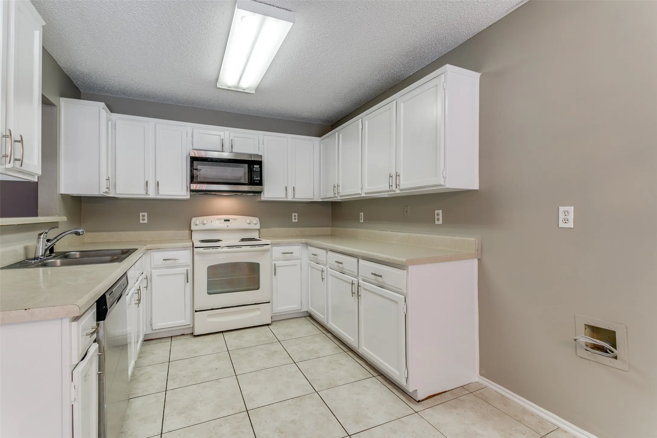 Single Family Residence For Sale in Denton County , 1633 San Francisco Street, Carrollton, Texas 75007, 3 Bedroom, 2 Bathroom, 2 Garage spaces, 1,652 Sqft, built in 1985, Price $380,000, mls#21301610, Real Estate Agent in Carrollton, Homes For Sale in Denton county, Homes For Sale in Carrollton, Realtor in Carrollton Texas, Real Estate Brokerage Independent Realty Texas, Luminita Cordes Realtor
