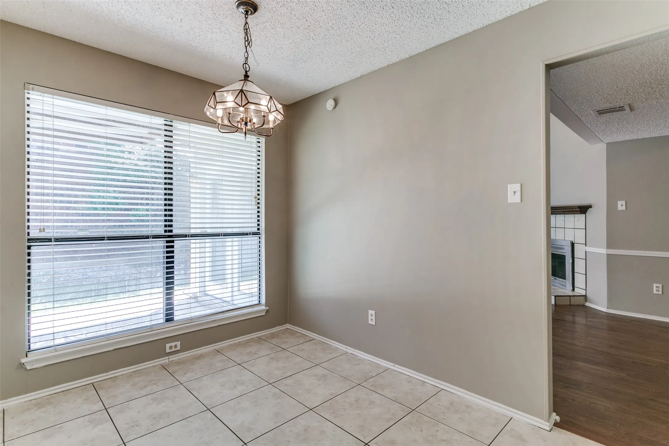 Single Family Residence For Sale in Denton County , 1633 San Francisco Street, Carrollton, Texas 75007, 3 Bedroom, 2 Bathroom, 2 Garage spaces, 1,652 Sqft, built in 1985, Price $380,000, mls#21301610, Real Estate Agent in Carrollton, Homes For Sale in Denton county, Homes For Sale in Carrollton, Realtor in Carrollton Texas, Real Estate Brokerage Independent Realty Texas, Luminita Cordes Realtor