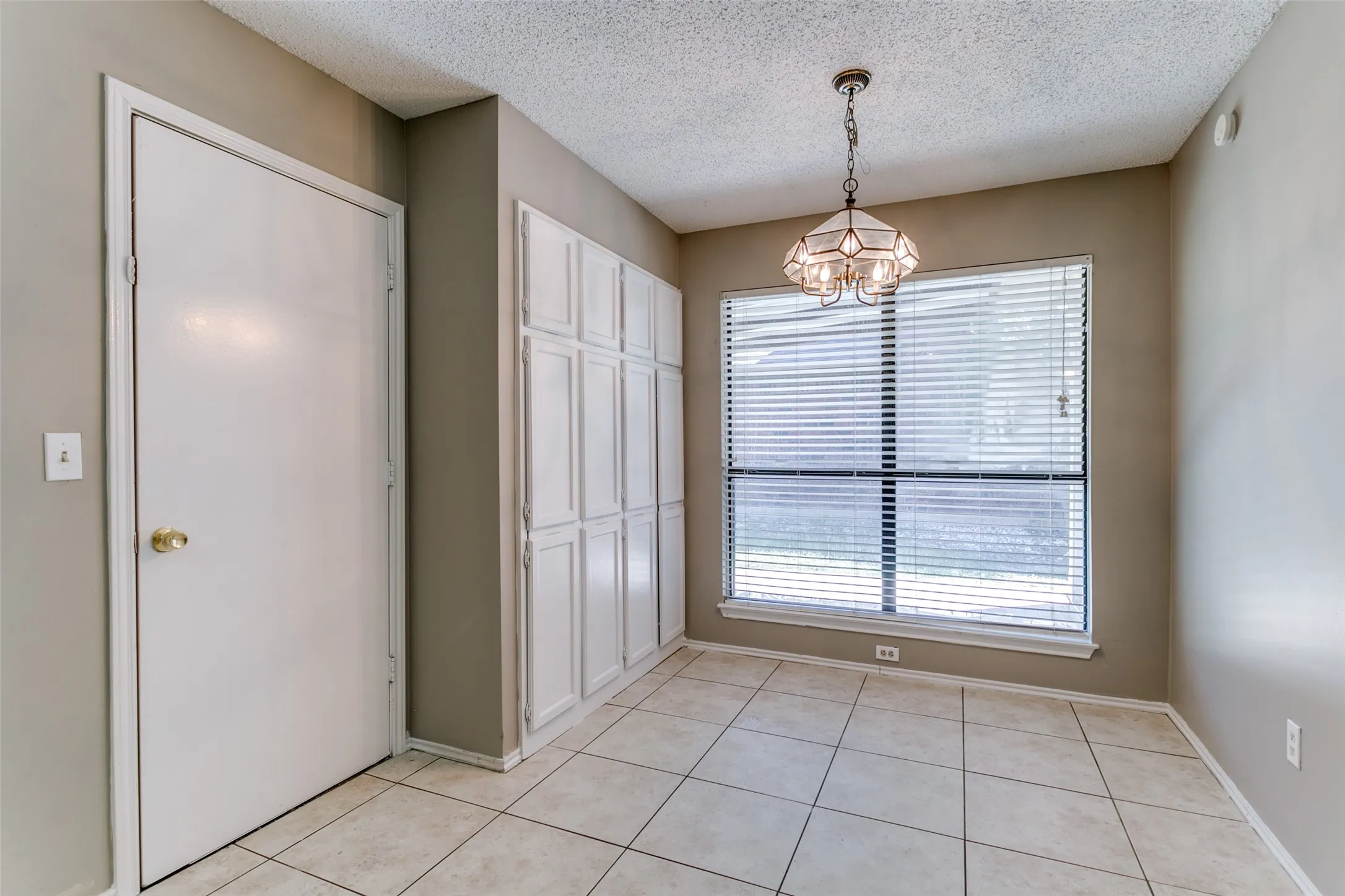Single Family Residence For Sale in Denton County , 1633 San Francisco Street, Carrollton, Texas 75007, 3 Bedroom, 2 Bathroom, 2 Garage spaces, 1,652 Sqft, built in 1985, Price $380,000, mls#21301610, Real Estate Agent in Carrollton, Homes For Sale in Denton county, Homes For Sale in Carrollton, Realtor in Carrollton Texas, Real Estate Brokerage Independent Realty Texas, Luminita Cordes Realtor