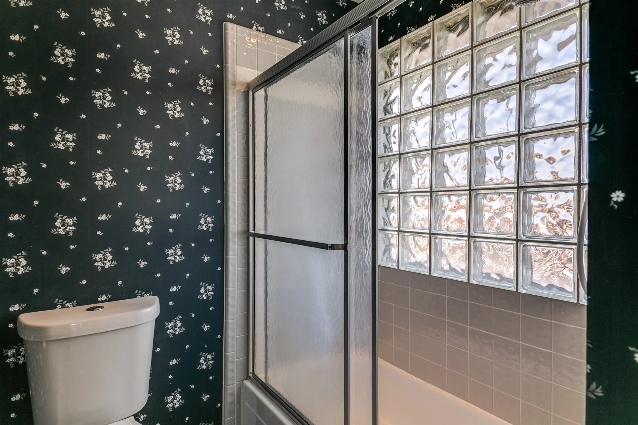 Single Family Residence For Sale in Denton County , 1633 San Francisco Street, Carrollton, Texas 75007, 3 Bedroom, 2 Bathroom, 2 Garage spaces, 1,652 Sqft, built in 1985, Price $380,000, mls#21301610, Real Estate Agent in Carrollton, Homes For Sale in Denton county, Homes For Sale in Carrollton, Realtor in Carrollton Texas, Real Estate Brokerage Independent Realty Texas, Luminita Cordes Realtor