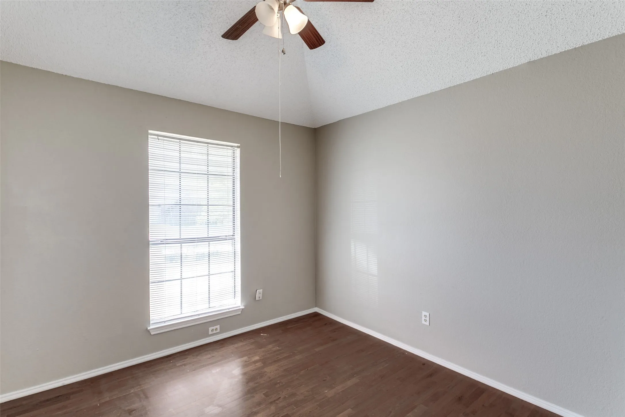 Single Family Residence For Sale in Denton County , 1633 San Francisco Street, Carrollton, Texas 75007, 3 Bedroom, 2 Bathroom, 2 Garage spaces, 1,652 Sqft, built in 1985, Price $380,000, mls#21301610, Real Estate Agent in Carrollton, Homes For Sale in Denton county, Homes For Sale in Carrollton, Realtor in Carrollton Texas, Real Estate Brokerage Independent Realty Texas, Luminita Cordes Realtor