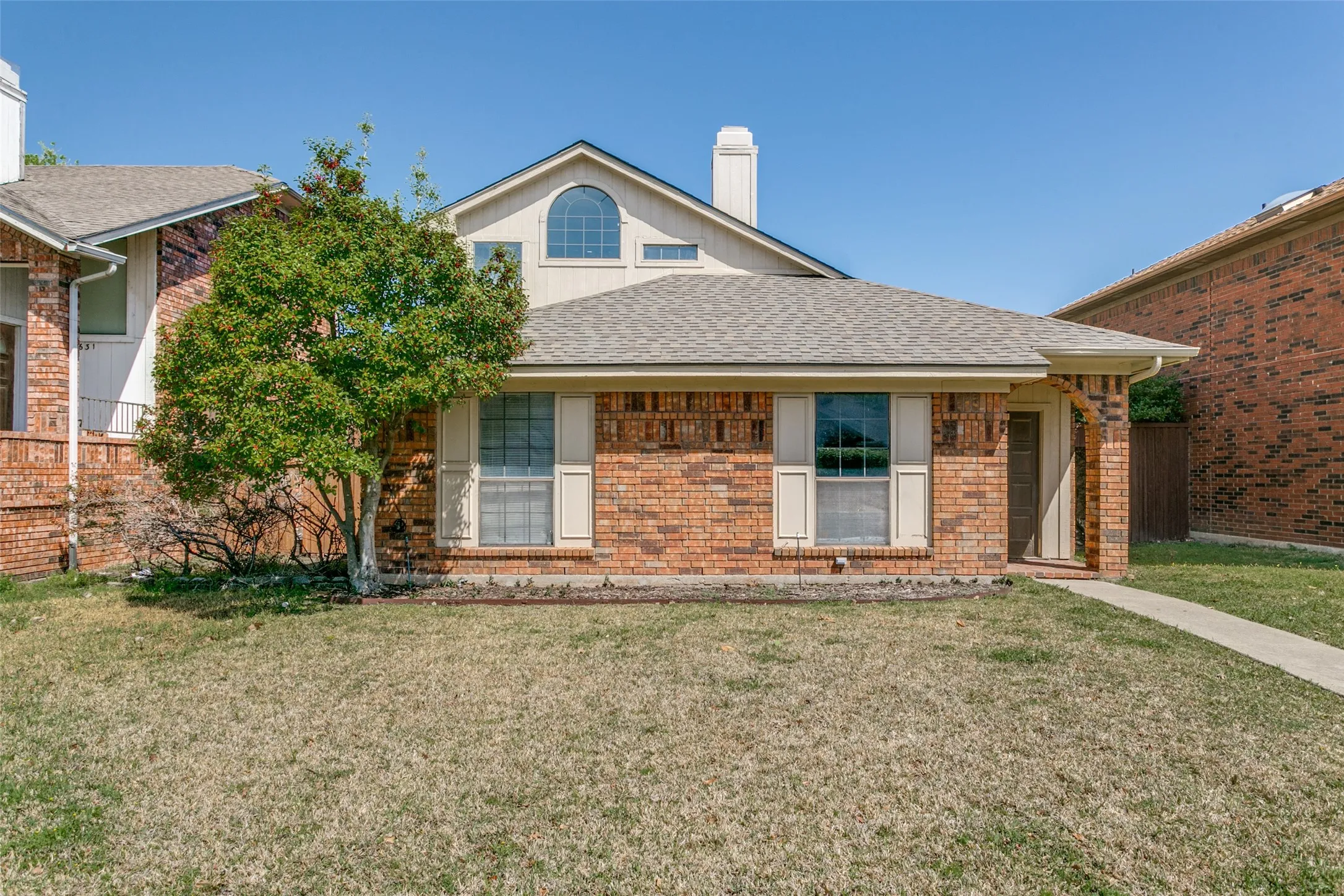 Single Family Residence For Sale in Denton County , 1633 San Francisco Street, Carrollton, Texas 75007, 3 Bedroom, 2 Bathroom, 2 Garage spaces, 1,652 Sqft, built in 1985, Price $380,000, mls#21301610, Real Estate Agent in Carrollton, Homes For Sale in Denton county, Homes For Sale in Carrollton, Realtor in Carrollton Texas, Real Estate Brokerage Independent Realty Texas, Luminita Cordes Realtor