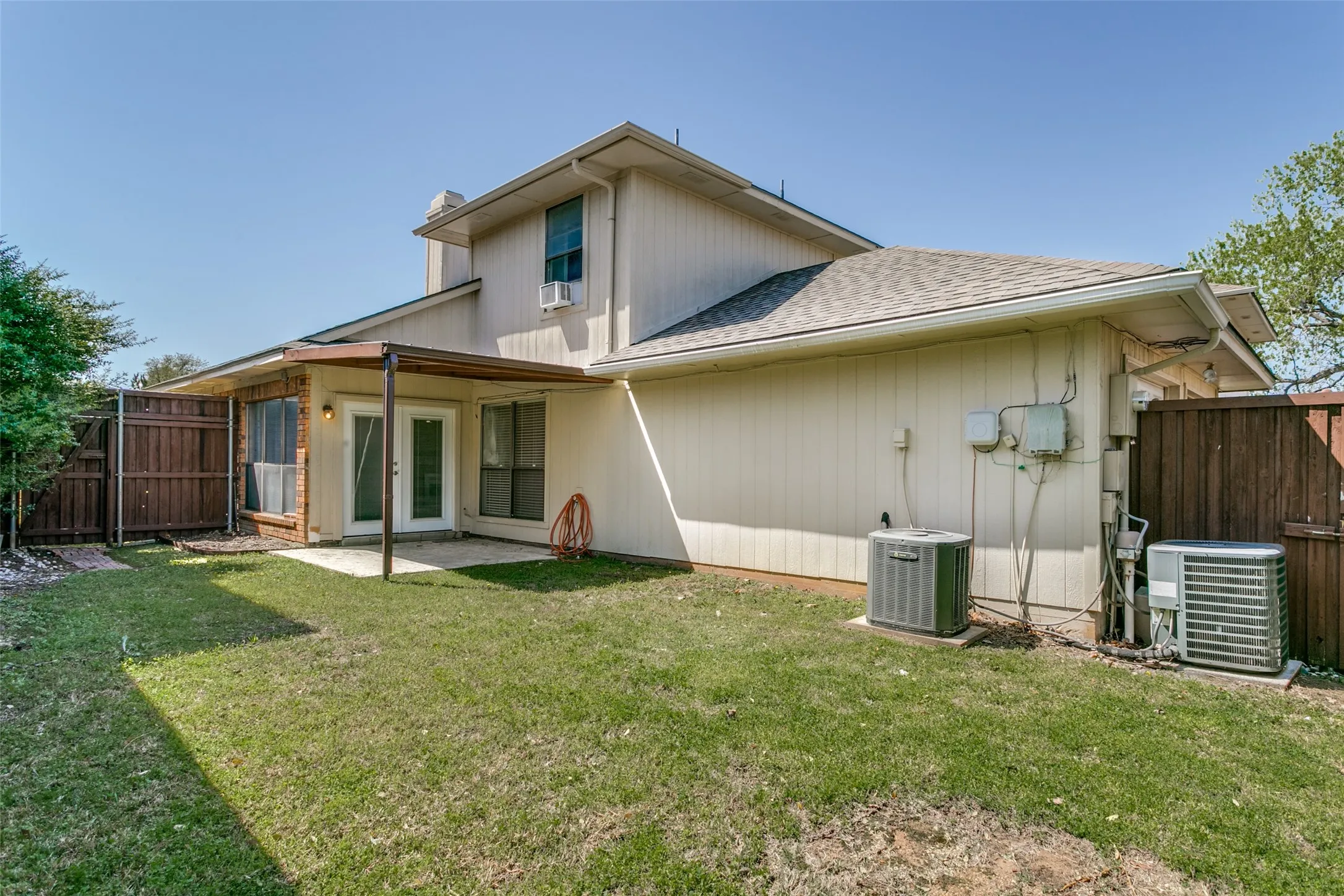 Single Family Residence For Sale in Denton County , 1633 San Francisco Street, Carrollton, Texas 75007, 3 Bedroom, 2 Bathroom, 2 Garage spaces, 1,652 Sqft, built in 1985, Price $380,000, mls#21301610, Real Estate Agent in Carrollton, Homes For Sale in Denton county, Homes For Sale in Carrollton, Realtor in Carrollton Texas, Real Estate Brokerage Independent Realty Texas, Luminita Cordes Realtor