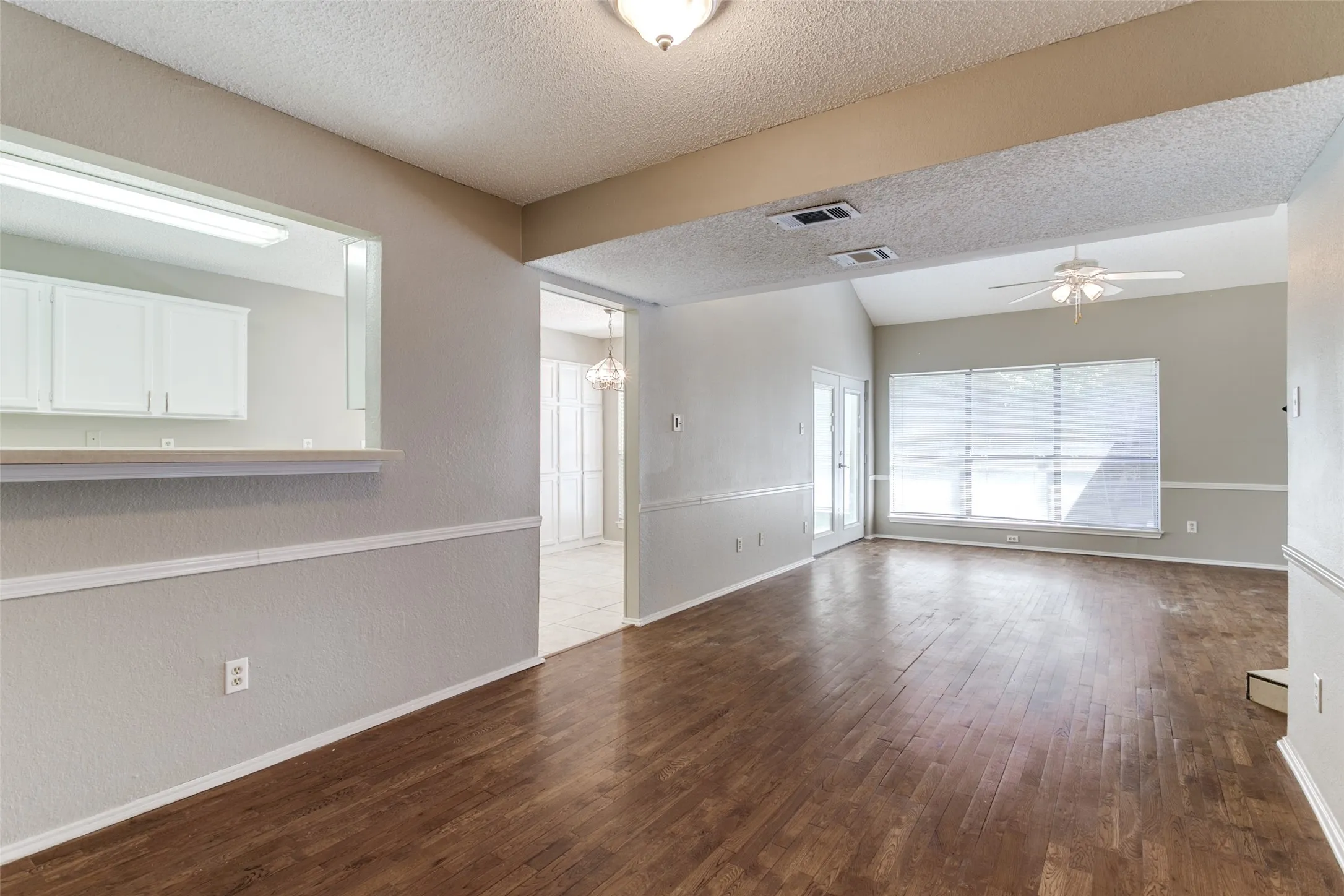 Single Family Residence For Sale in Denton County , 1633 San Francisco Street, Carrollton, Texas 75007, 3 Bedroom, 2 Bathroom, 2 Garage spaces, 1,652 Sqft, built in 1985, Price $380,000, mls#21301610, Real Estate Agent in Carrollton, Homes For Sale in Denton county, Homes For Sale in Carrollton, Realtor in Carrollton Texas, Real Estate Brokerage Independent Realty Texas, Luminita Cordes Realtor