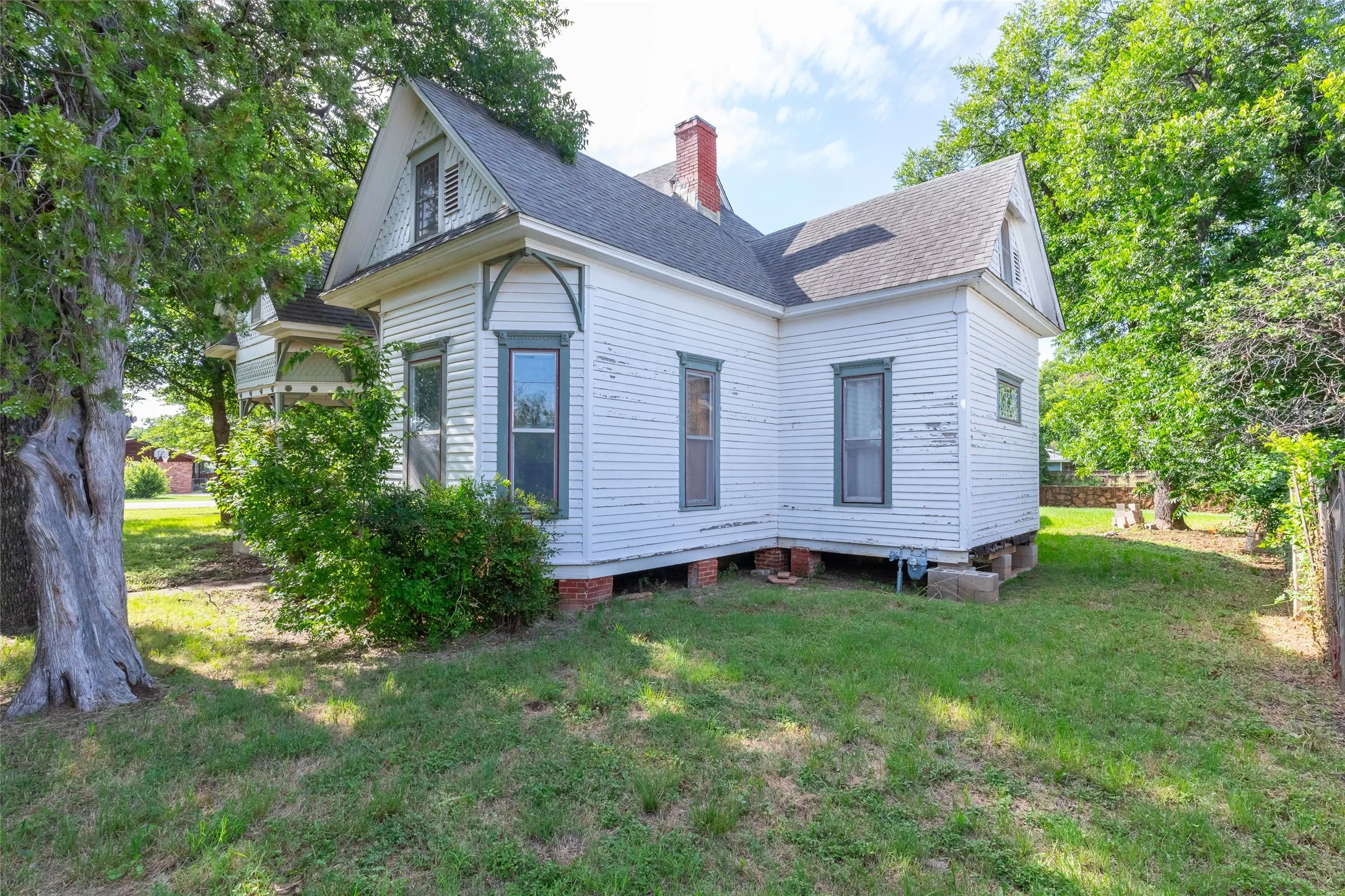 Single Family Residence For Sale in Callahan County , 601 W 3rd Street, Baird, Texas 79504, 3 Bedroom, 1 Bathroom, Garage spaces, 1,681 Sqft, built in 1898, mls#21301217, Real Estate Agent in Baird, Homes For Sale in Callahan county, Homes For Sale in Baird, Realtor in Baird Texas, Real Estate Brokerage Independent Realty Texas, Luminita Cordes Realtor