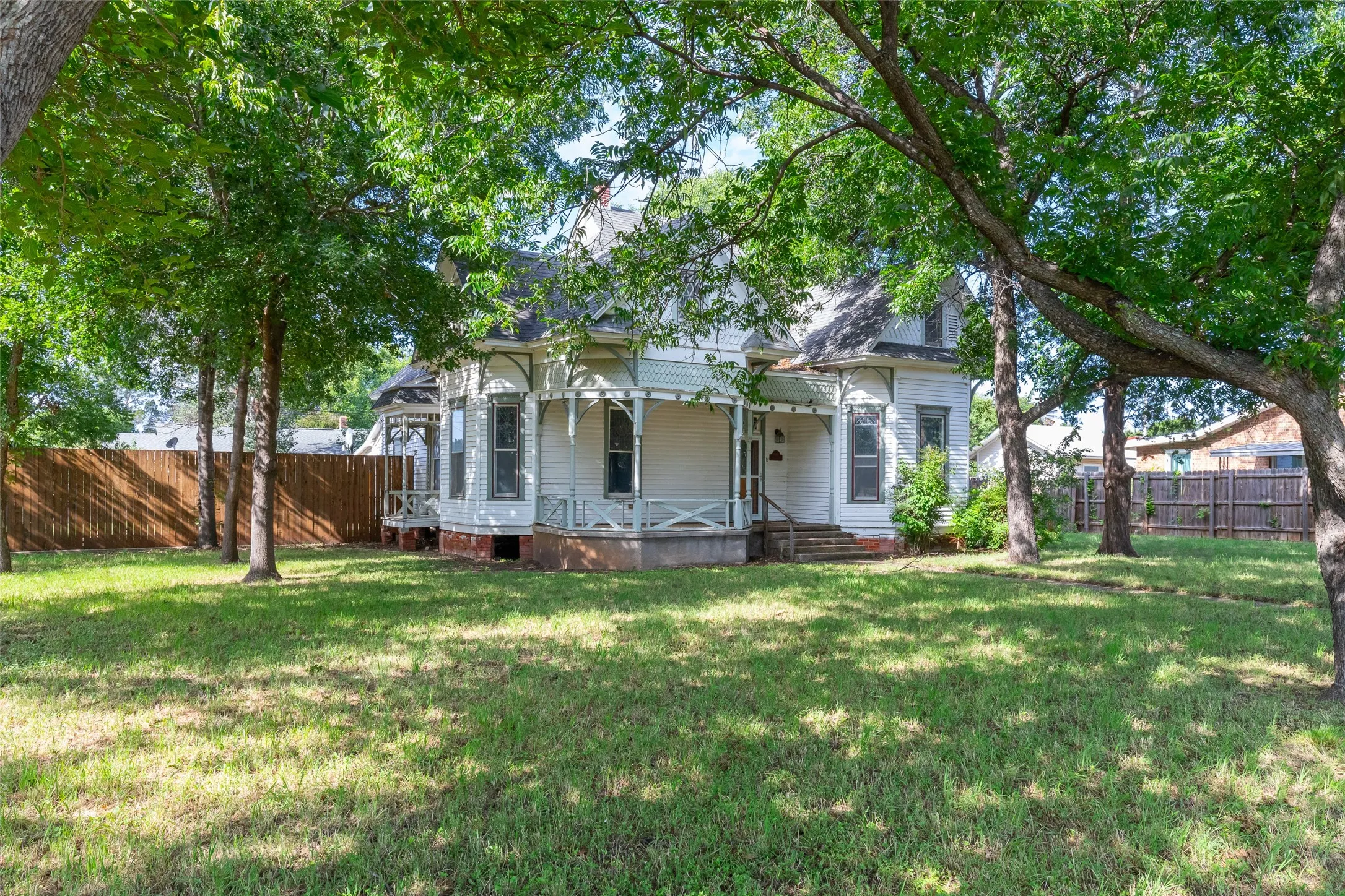 Single Family Residence For Sale in Callahan County , 601 W 3rd Street, Baird, Texas 79504, 3 Bedroom, 1 Bathroom, Garage spaces, 1,681 Sqft, built in 1898, mls#21301217, Real Estate Agent in Baird, Homes For Sale in Callahan county, Homes For Sale in Baird, Realtor in Baird Texas, Real Estate Brokerage Independent Realty Texas, Luminita Cordes Realtor