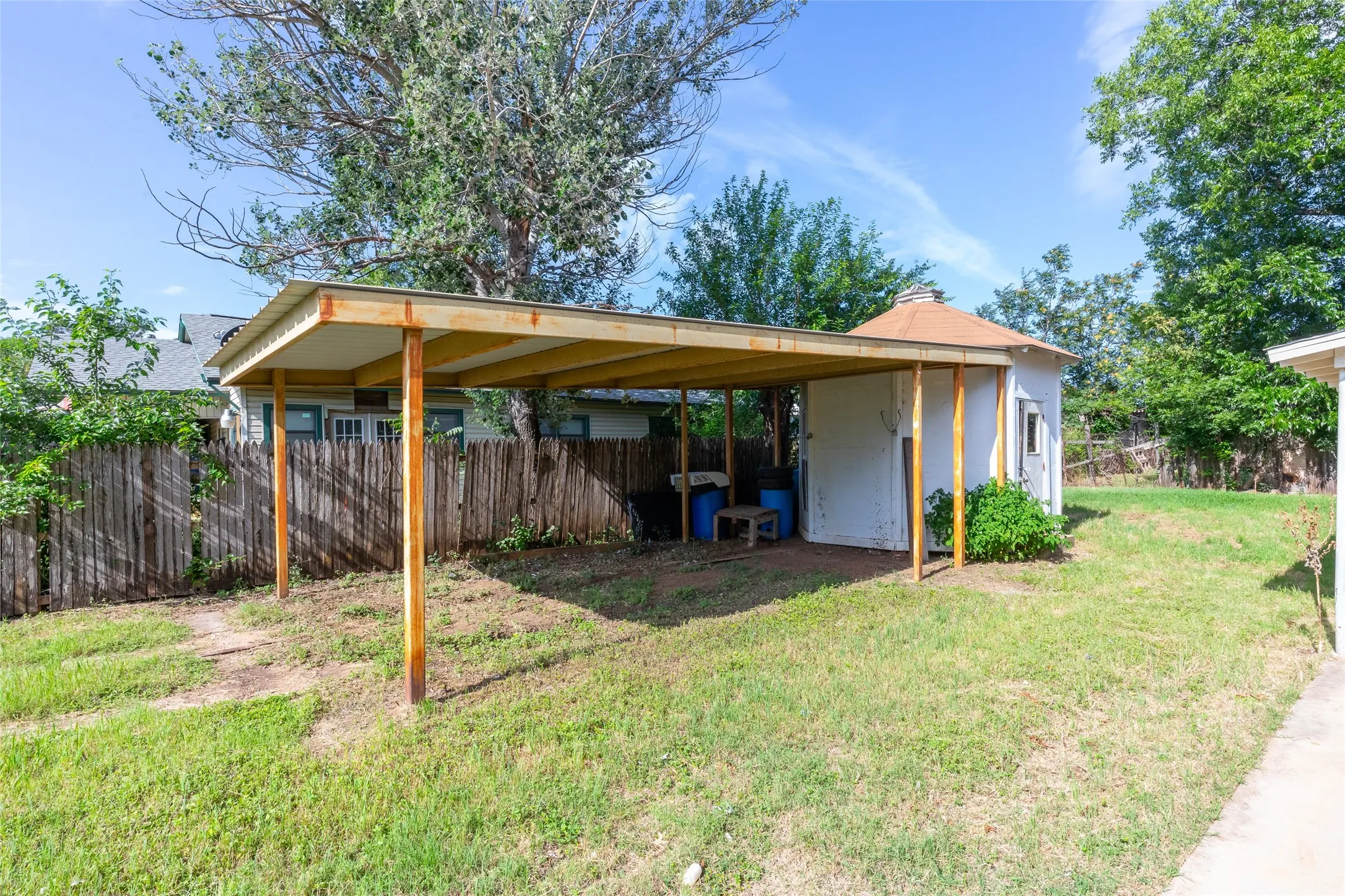 Single Family Residence For Sale in Callahan County , 601 W 3rd Street, Baird, Texas 79504, 3 Bedroom, 1 Bathroom, Garage spaces, 1,681 Sqft, built in 1898, mls#21301217, Real Estate Agent in Baird, Homes For Sale in Callahan county, Homes For Sale in Baird, Realtor in Baird Texas, Real Estate Brokerage Independent Realty Texas, Luminita Cordes Realtor