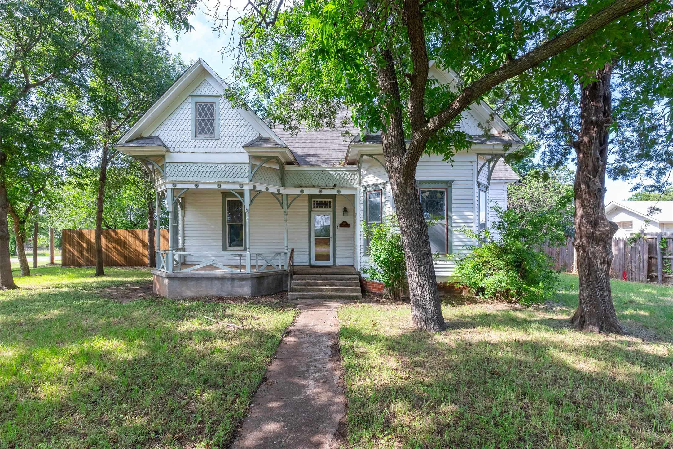 Single Family Residence For Sale in Callahan County , 601 W 3rd Street, Baird, Texas 79504, 3 Bedroom, 1 Bathroom, Garage spaces, 1,681 Sqft, built in 1898, mls#21301217, Real Estate Agent in Baird, Homes For Sale in Callahan county, Homes For Sale in Baird, Realtor in Baird Texas, Real Estate Brokerage Independent Realty Texas, Luminita Cordes Realtor