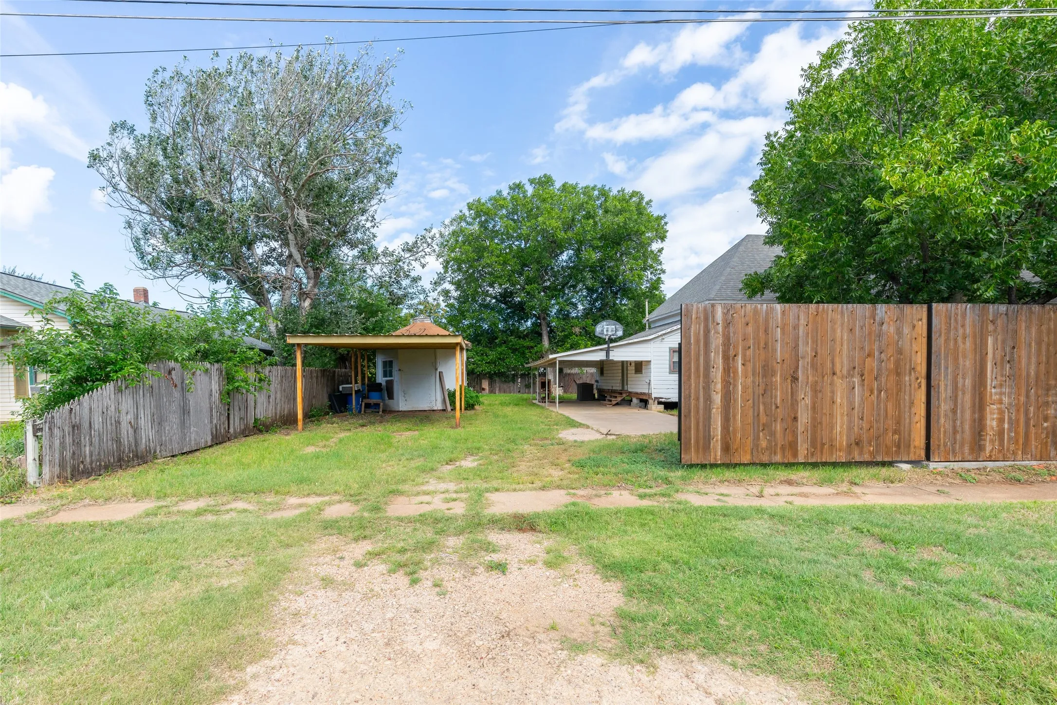 Single Family Residence For Sale in Callahan County , 601 W 3rd Street, Baird, Texas 79504, 3 Bedroom, 1 Bathroom, Garage spaces, 1,681 Sqft, built in 1898, mls#21301217, Real Estate Agent in Baird, Homes For Sale in Callahan county, Homes For Sale in Baird, Realtor in Baird Texas, Real Estate Brokerage Independent Realty Texas, Luminita Cordes Realtor