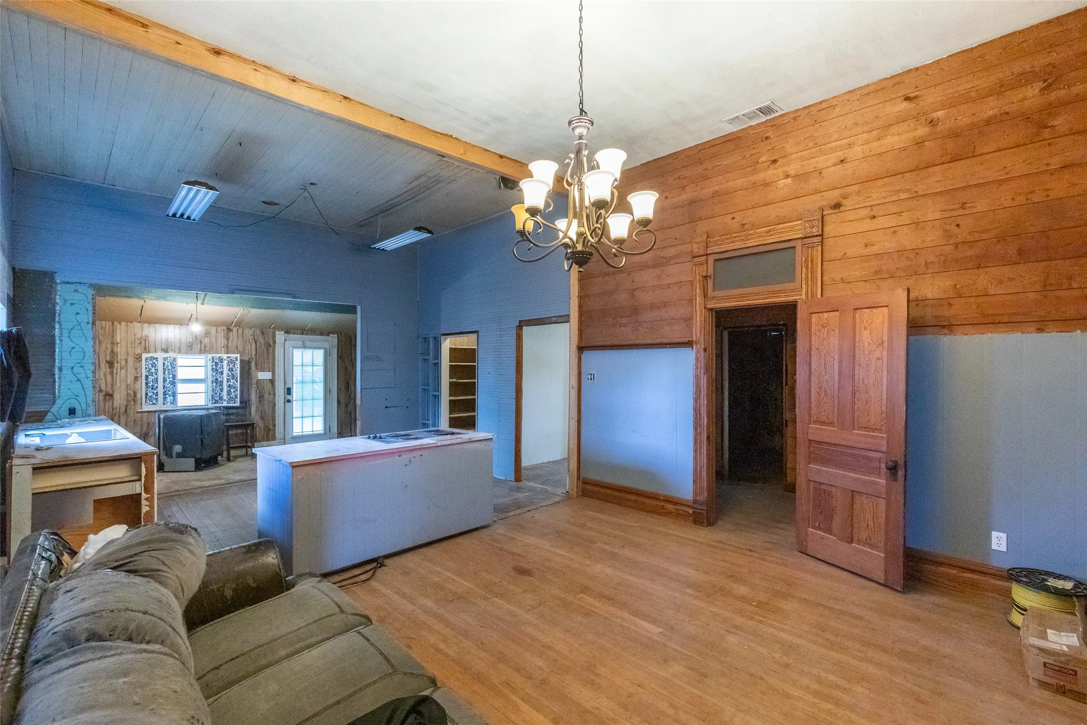 Single Family Residence For Sale in Callahan County , 601 W 3rd Street, Baird, Texas 79504, 3 Bedroom, 1 Bathroom, Garage spaces, 1,681 Sqft, built in 1898, mls#21301217, Real Estate Agent in Baird, Homes For Sale in Callahan county, Homes For Sale in Baird, Realtor in Baird Texas, Real Estate Brokerage Independent Realty Texas, Luminita Cordes Realtor
