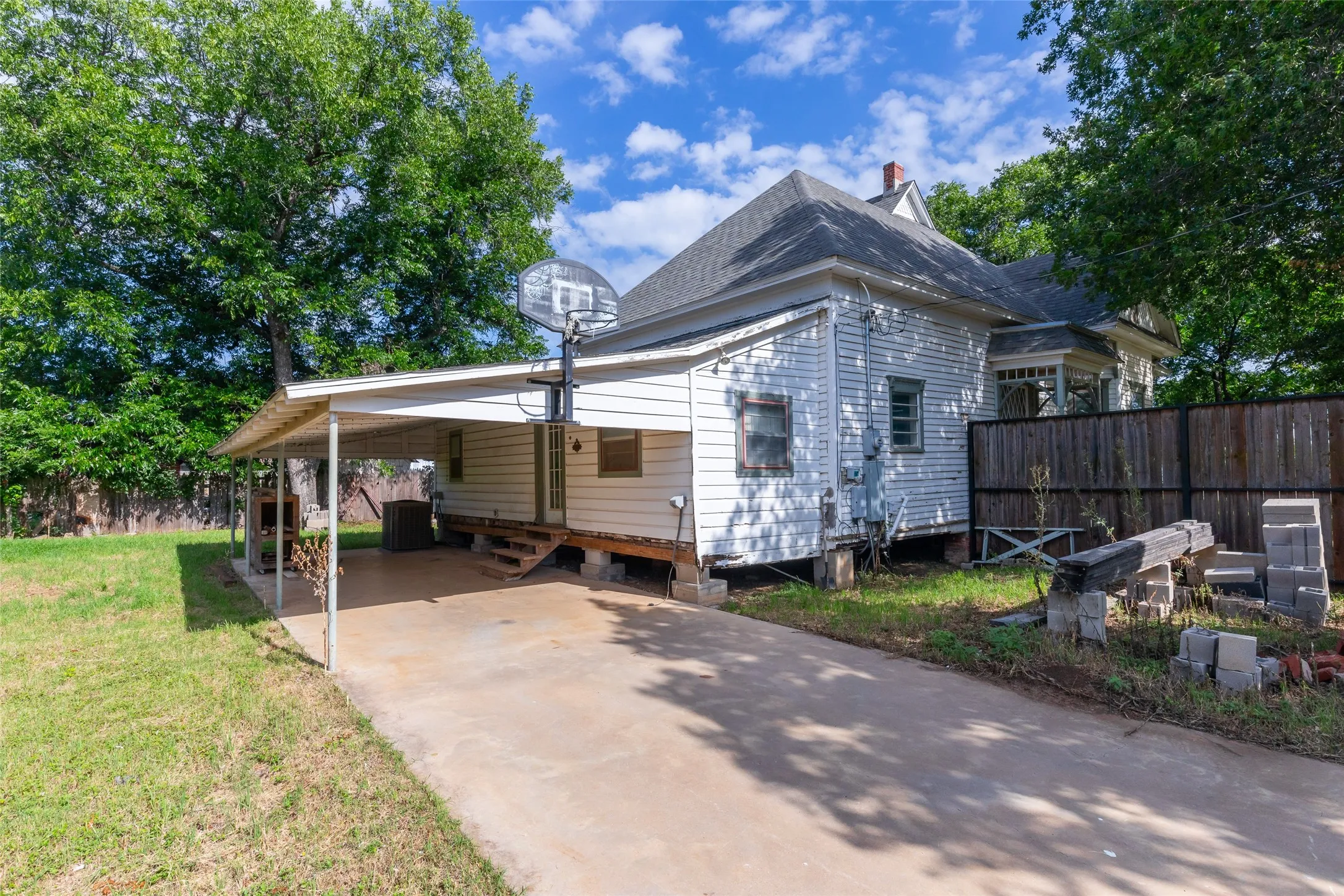 Single Family Residence For Sale in Callahan County , 601 W 3rd Street, Baird, Texas 79504, 3 Bedroom, 1 Bathroom, Garage spaces, 1,681 Sqft, built in 1898, mls#21301217, Real Estate Agent in Baird, Homes For Sale in Callahan county, Homes For Sale in Baird, Realtor in Baird Texas, Real Estate Brokerage Independent Realty Texas, Luminita Cordes Realtor