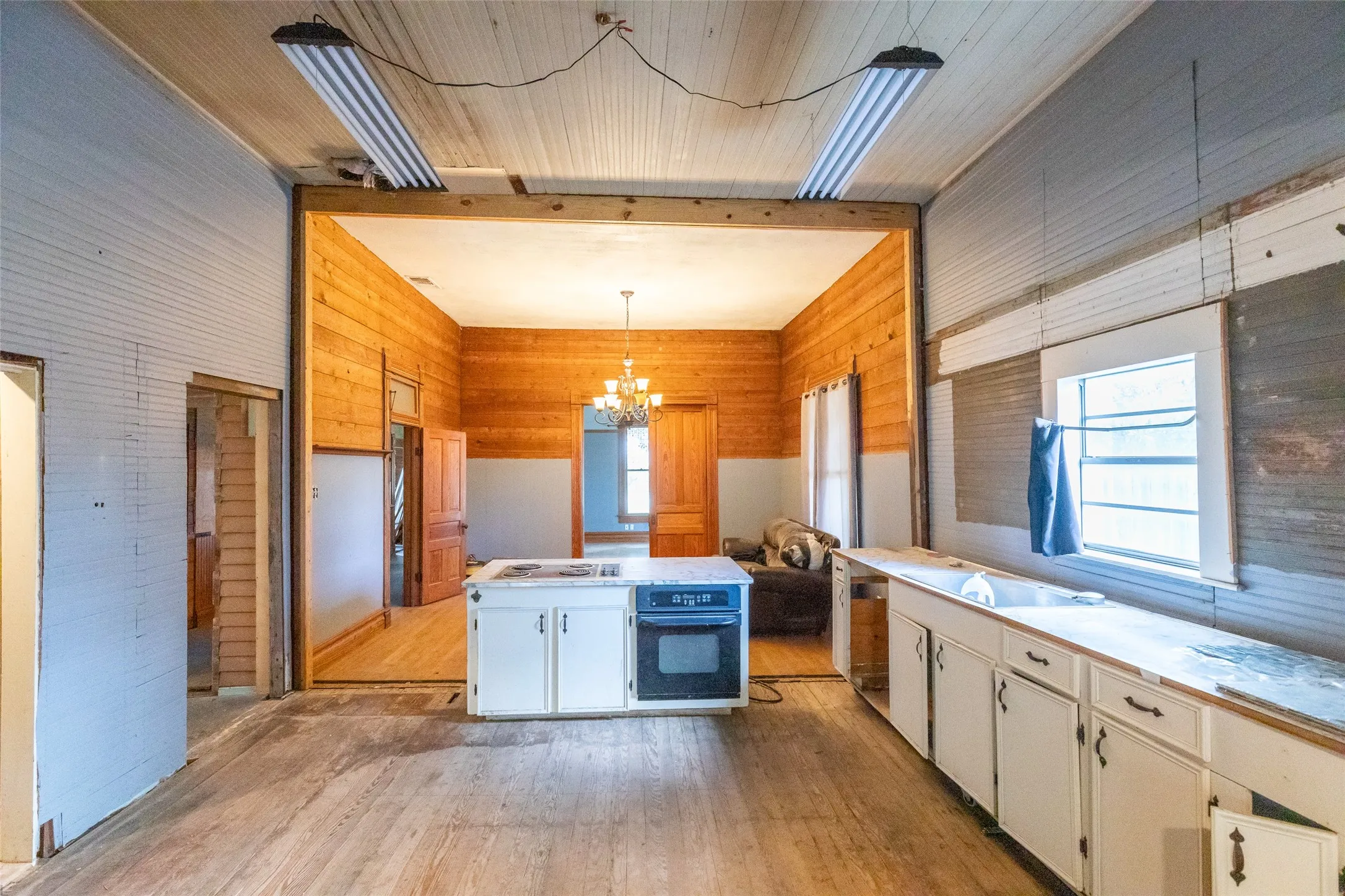 Single Family Residence For Sale in Callahan County , 601 W 3rd Street, Baird, Texas 79504, 3 Bedroom, 1 Bathroom, Garage spaces, 1,681 Sqft, built in 1898, mls#21301217, Real Estate Agent in Baird, Homes For Sale in Callahan county, Homes For Sale in Baird, Realtor in Baird Texas, Real Estate Brokerage Independent Realty Texas, Luminita Cordes Realtor