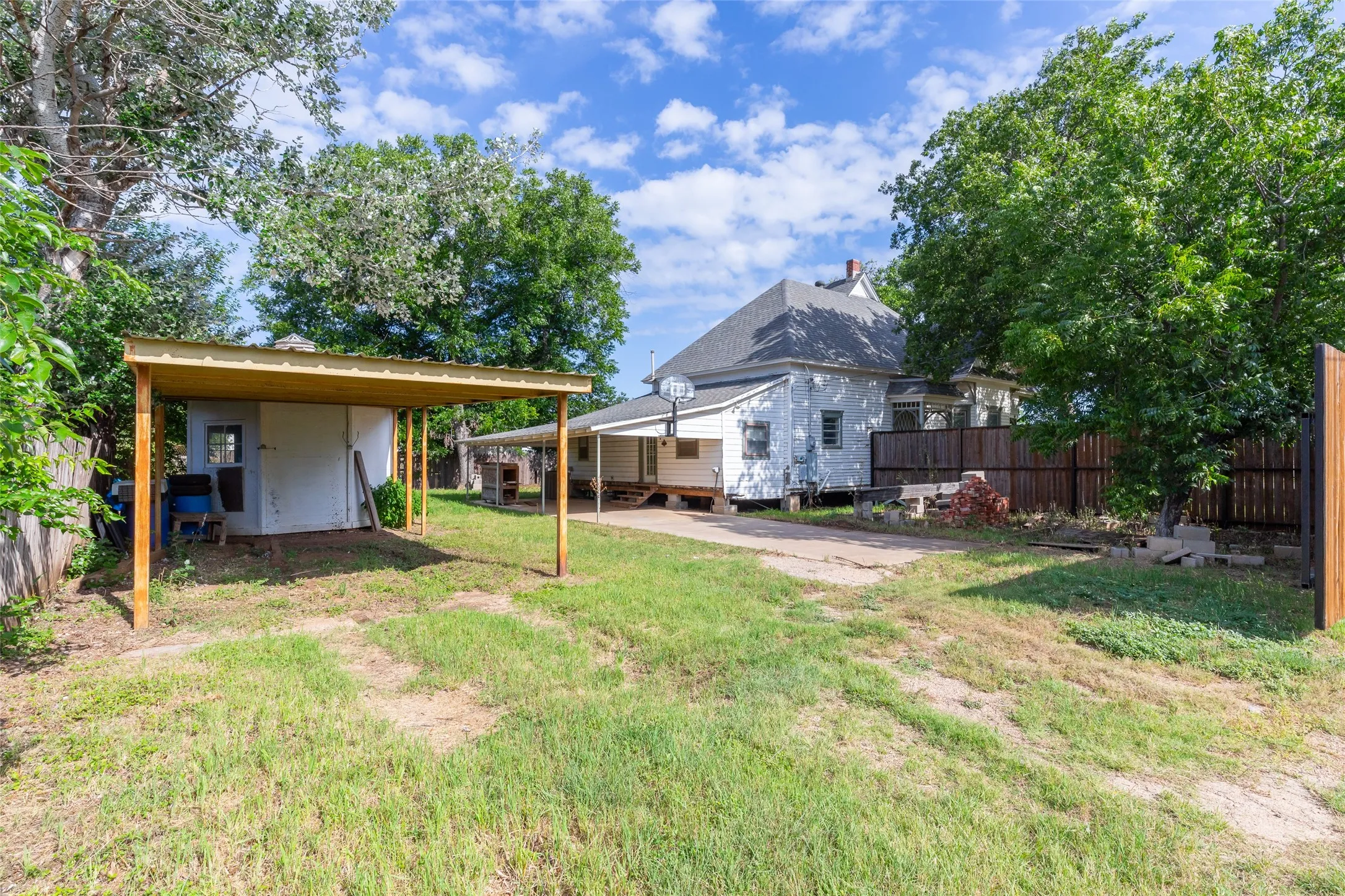Single Family Residence For Sale in Callahan County , 601 W 3rd Street, Baird, Texas 79504, 3 Bedroom, 1 Bathroom, Garage spaces, 1,681 Sqft, built in 1898, mls#21301217, Real Estate Agent in Baird, Homes For Sale in Callahan county, Homes For Sale in Baird, Realtor in Baird Texas, Real Estate Brokerage Independent Realty Texas, Luminita Cordes Realtor