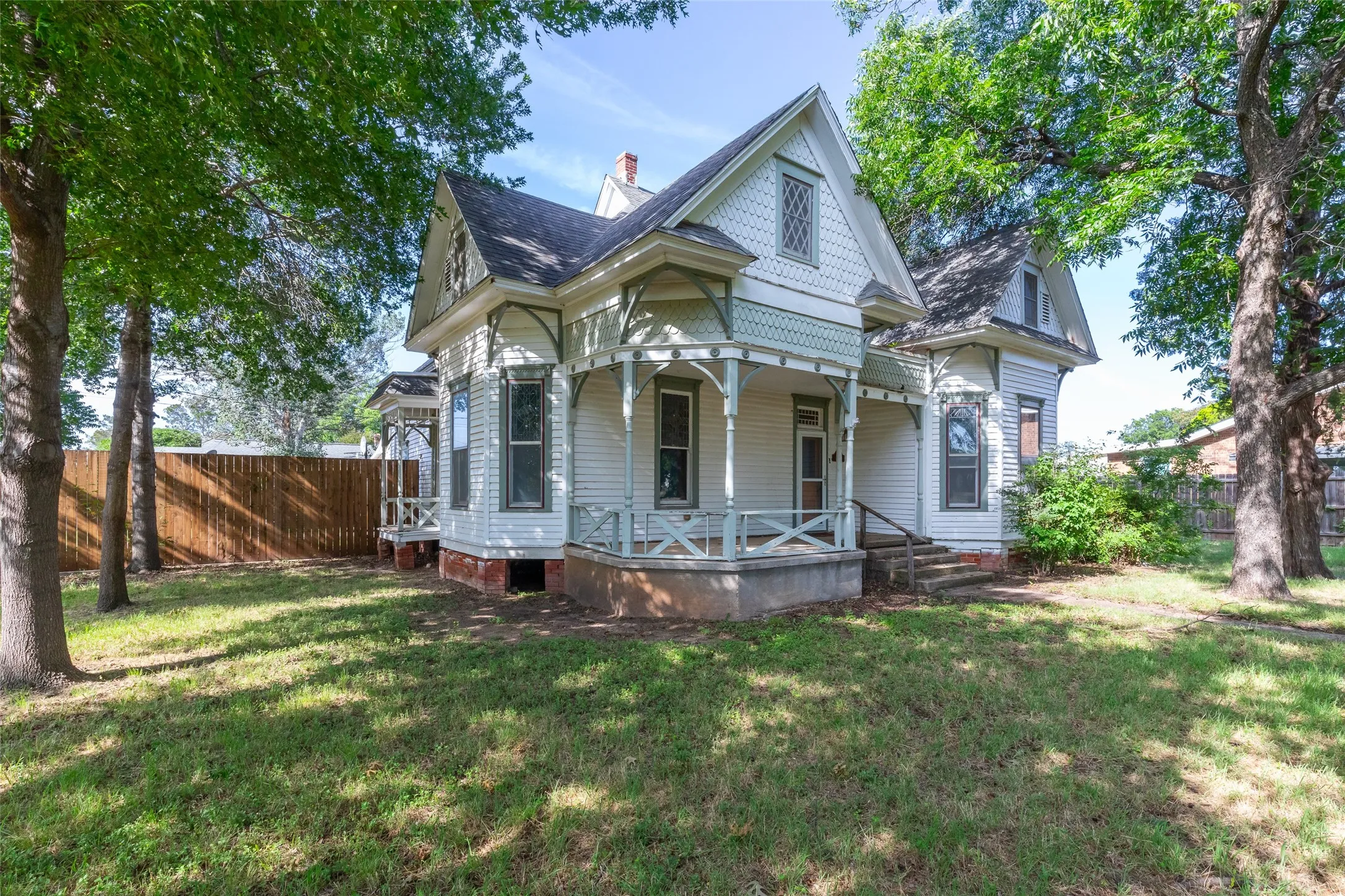 Single Family Residence For Sale in Callahan County , 601 W 3rd Street, Baird, Texas 79504, 3 Bedroom, 1 Bathroom, Garage spaces, 1,681 Sqft, built in 1898, mls#21301217, Real Estate Agent in Baird, Homes For Sale in Callahan county, Homes For Sale in Baird, Realtor in Baird Texas, Real Estate Brokerage Independent Realty Texas, Luminita Cordes Realtor