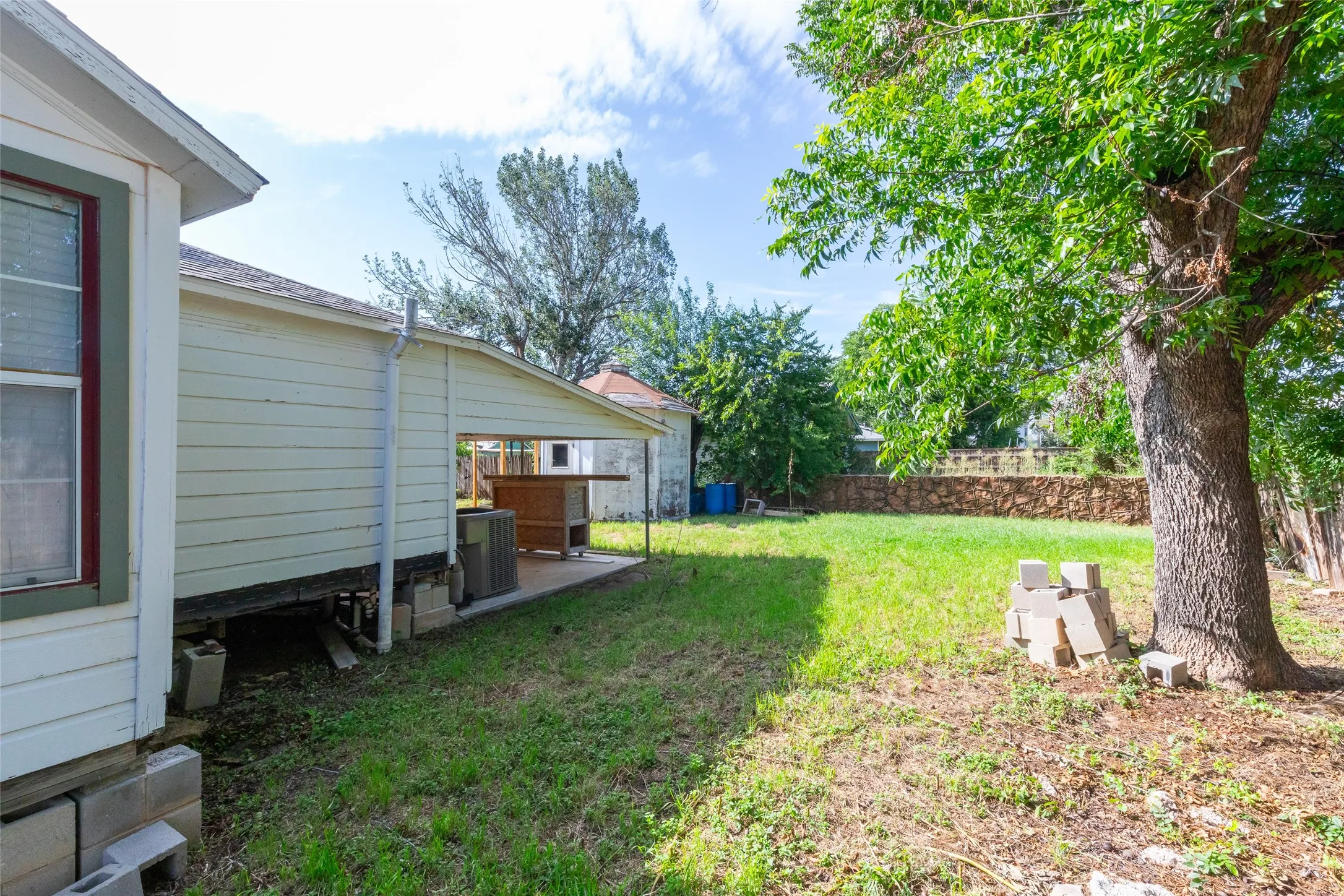 Single Family Residence For Sale in Callahan County , 601 W 3rd Street, Baird, Texas 79504, 3 Bedroom, 1 Bathroom, Garage spaces, 1,681 Sqft, built in 1898, mls#21301217, Real Estate Agent in Baird, Homes For Sale in Callahan county, Homes For Sale in Baird, Realtor in Baird Texas, Real Estate Brokerage Independent Realty Texas, Luminita Cordes Realtor