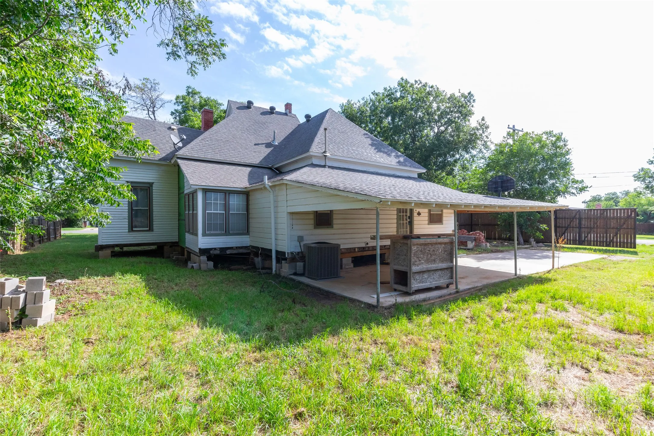Single Family Residence For Sale in Callahan County , 601 W 3rd Street, Baird, Texas 79504, 3 Bedroom, 1 Bathroom, Garage spaces, 1,681 Sqft, built in 1898, mls#21301217, Real Estate Agent in Baird, Homes For Sale in Callahan county, Homes For Sale in Baird, Realtor in Baird Texas, Real Estate Brokerage Independent Realty Texas, Luminita Cordes Realtor