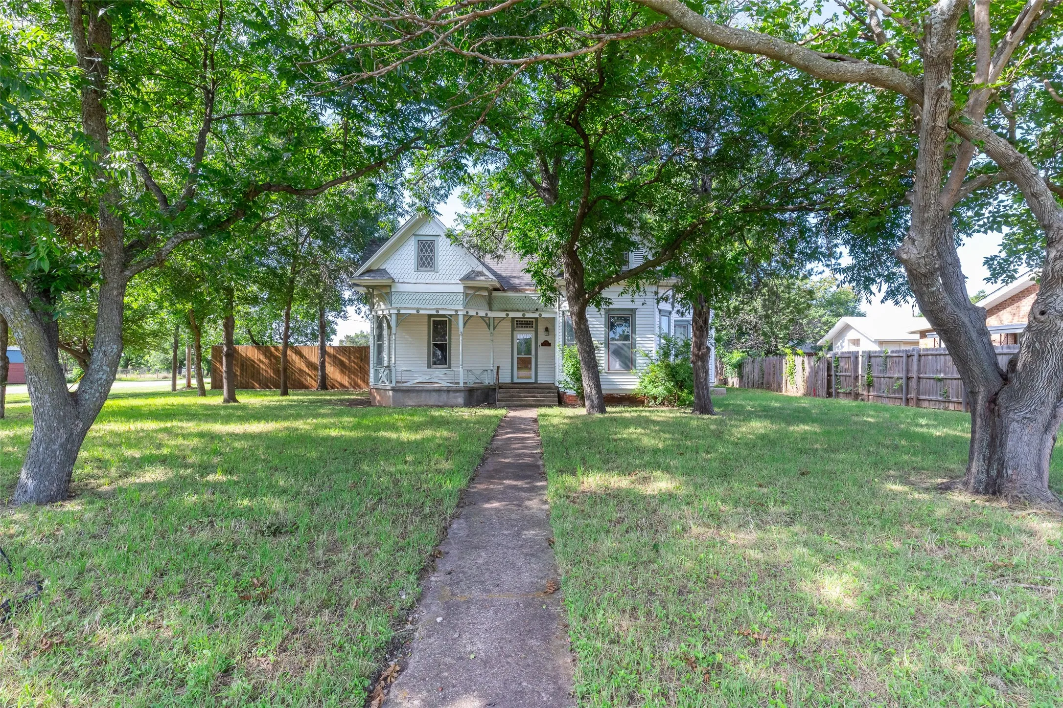 Single Family Residence For Sale in Callahan County , 601 W 3rd Street, Baird, Texas 79504, 3 Bedroom, 1 Bathroom, Garage spaces, 1,681 Sqft, built in 1898, mls#21301217, Real Estate Agent in Baird, Homes For Sale in Callahan county, Homes For Sale in Baird, Realtor in Baird Texas, Real Estate Brokerage Independent Realty Texas, Luminita Cordes Realtor