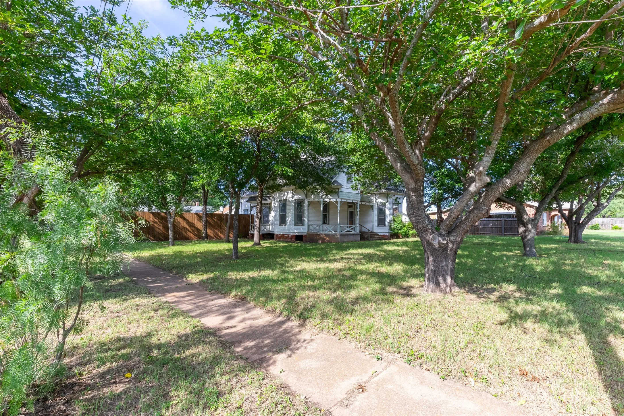 Single Family Residence For Sale in Callahan County , 601 W 3rd Street, Baird, Texas 79504, 3 Bedroom, 1 Bathroom, Garage spaces, 1,681 Sqft, built in 1898, mls#21301217, Real Estate Agent in Baird, Homes For Sale in Callahan county, Homes For Sale in Baird, Realtor in Baird Texas, Real Estate Brokerage Independent Realty Texas, Luminita Cordes Realtor