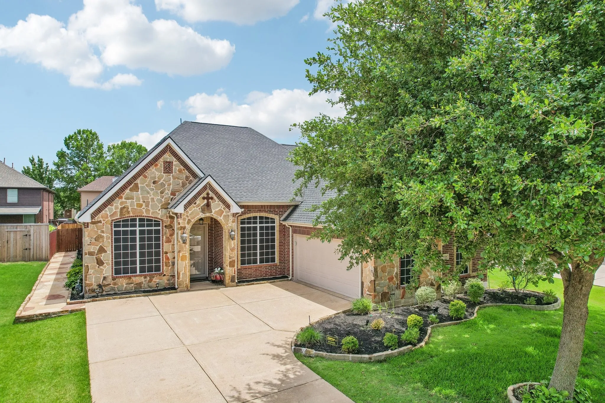 Single Family Residence For Sale in Tarrant County , 5320 Brazoria Drive, Grand Prairie, Texas 75052, 4 Bedroom, 3 Bathroom, 2 Garage spaces, 2,981 Sqft, built in 2008, mls#21299953, Real Estate Agent in Grand Prairie, Homes For Sale in Tarrant county, Homes For Sale in Grand Prairie, Realtor in Grand Prairie Texas, Real Estate Brokerage Independent Realty Texas, Luminita Cordes Realtor