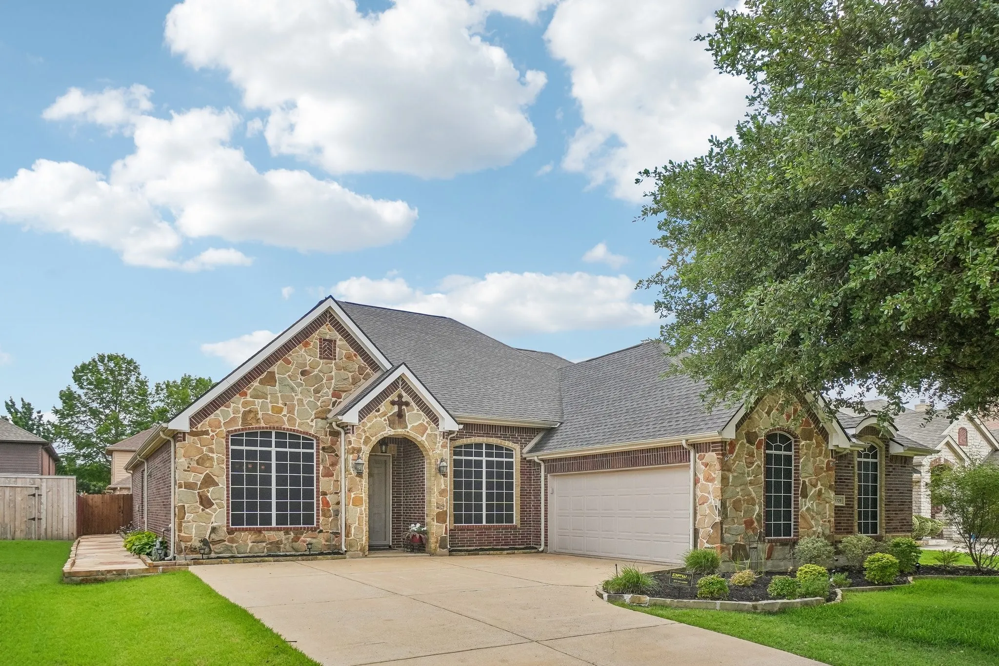 Single Family Residence For Sale in Tarrant County , 5320 Brazoria Drive, Grand Prairie, Texas 75052, 4 Bedroom, 3 Bathroom, 2 Garage spaces, 2,981 Sqft, built in 2008, mls#21299953, Real Estate Agent in Grand Prairie, Homes For Sale in Tarrant county, Homes For Sale in Grand Prairie, Realtor in Grand Prairie Texas, Real Estate Brokerage Independent Realty Texas, Luminita Cordes Realtor