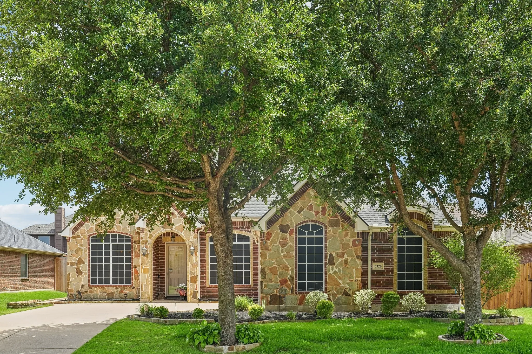 Single Family Residence For Sale in Tarrant County , 5320 Brazoria Drive, Grand Prairie, Texas 75052, 4 Bedroom, 3 Bathroom, 2 Garage spaces, 2,981 Sqft, built in 2008, mls#21299953, Real Estate Agent in Grand Prairie, Homes For Sale in Tarrant county, Homes For Sale in Grand Prairie, Realtor in Grand Prairie Texas, Real Estate Brokerage Independent Realty Texas, Luminita Cordes Realtor