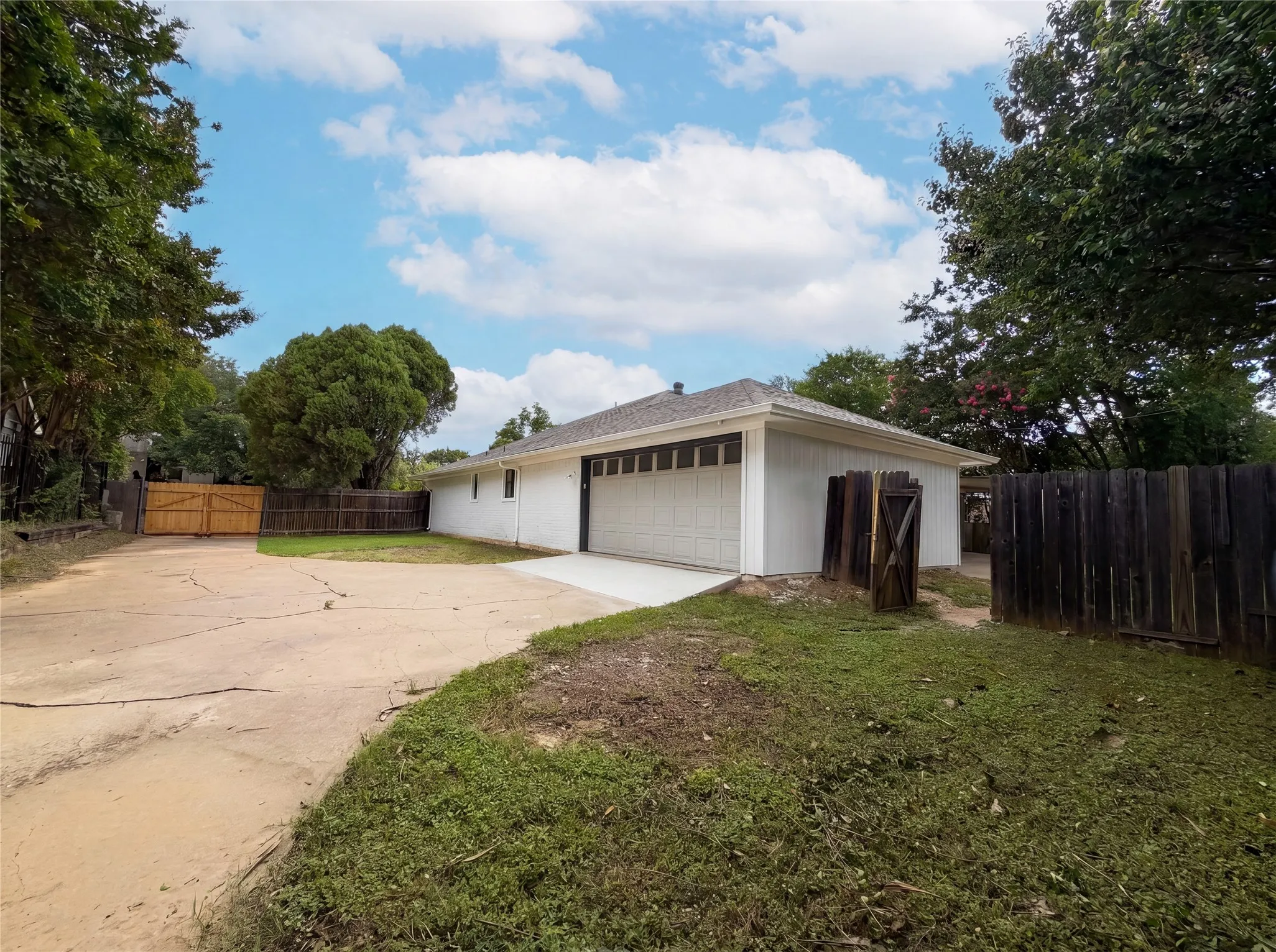 Single Family Residence For Sale in Dallas County , 2005 N Arbor Rose Drive, Grand Prairie, Texas 75050, 4 Bedroom, 3 Bathroom, 2 Garage spaces, 2,360 Sqft, built in 1978, mls#21301258, Real Estate Agent in Grand Prairie, Homes For Sale in Dallas county, Homes For Sale in Grand Prairie, Realtor in Grand Prairie Texas, Real Estate Brokerage Independent Realty Texas, Luminita Cordes Realtor