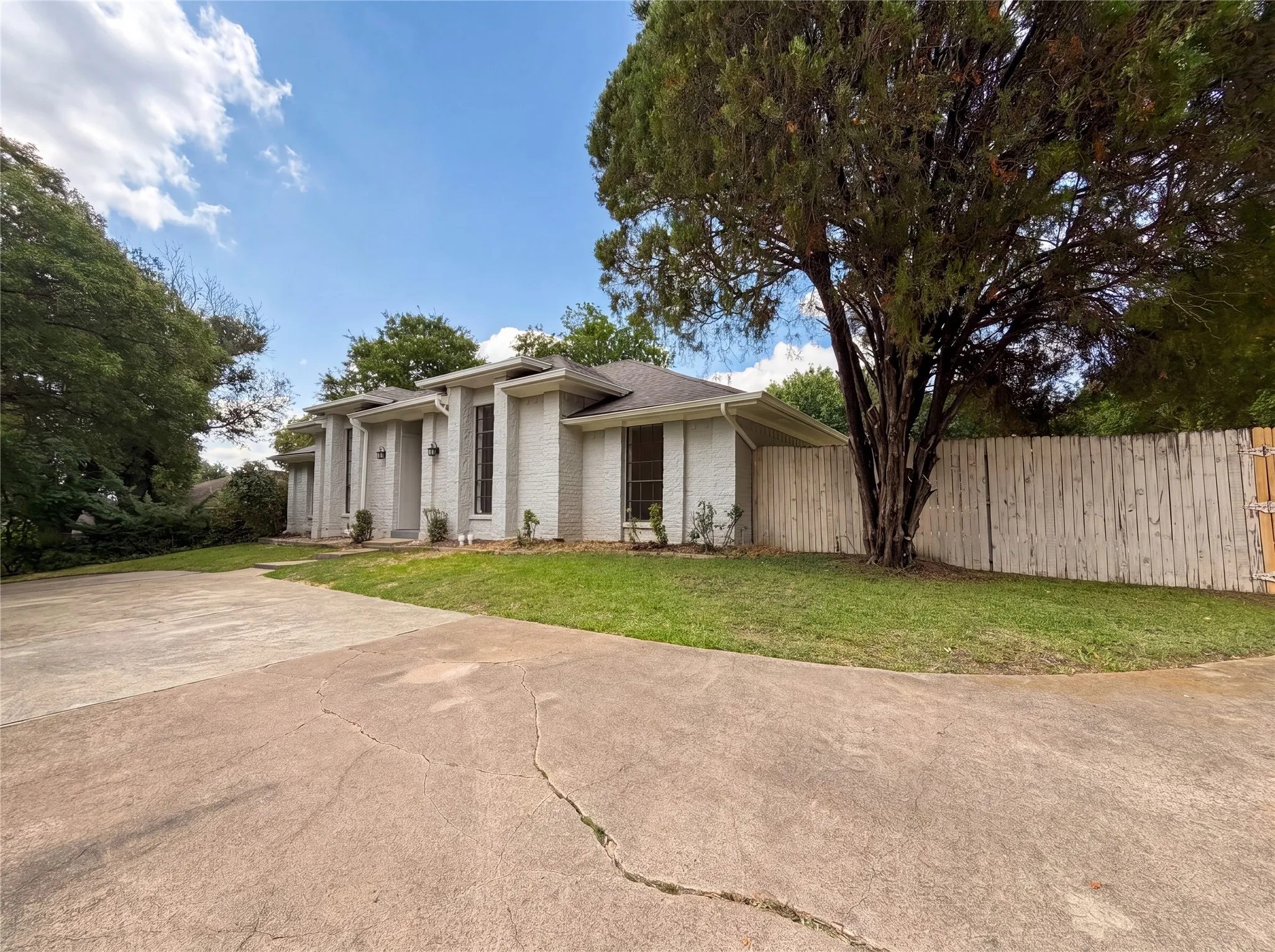 Single Family Residence For Sale in Dallas County , 2005 N Arbor Rose Drive, Grand Prairie, Texas 75050, 4 Bedroom, 3 Bathroom, 2 Garage spaces, 2,360 Sqft, built in 1978, mls#21301258, Real Estate Agent in Grand Prairie, Homes For Sale in Dallas county, Homes For Sale in Grand Prairie, Realtor in Grand Prairie Texas, Real Estate Brokerage Independent Realty Texas, Luminita Cordes Realtor