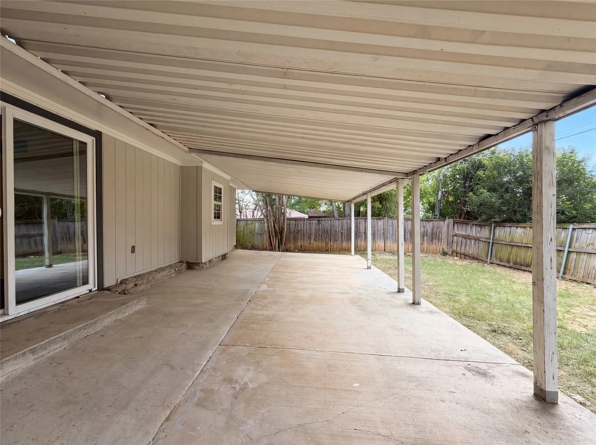 Single Family Residence For Sale in Dallas County , 2005 N Arbor Rose Drive, Grand Prairie, Texas 75050, 4 Bedroom, 3 Bathroom, 2 Garage spaces, 2,360 Sqft, built in 1978, mls#21301258, Real Estate Agent in Grand Prairie, Homes For Sale in Dallas county, Homes For Sale in Grand Prairie, Realtor in Grand Prairie Texas, Real Estate Brokerage Independent Realty Texas, Luminita Cordes Realtor