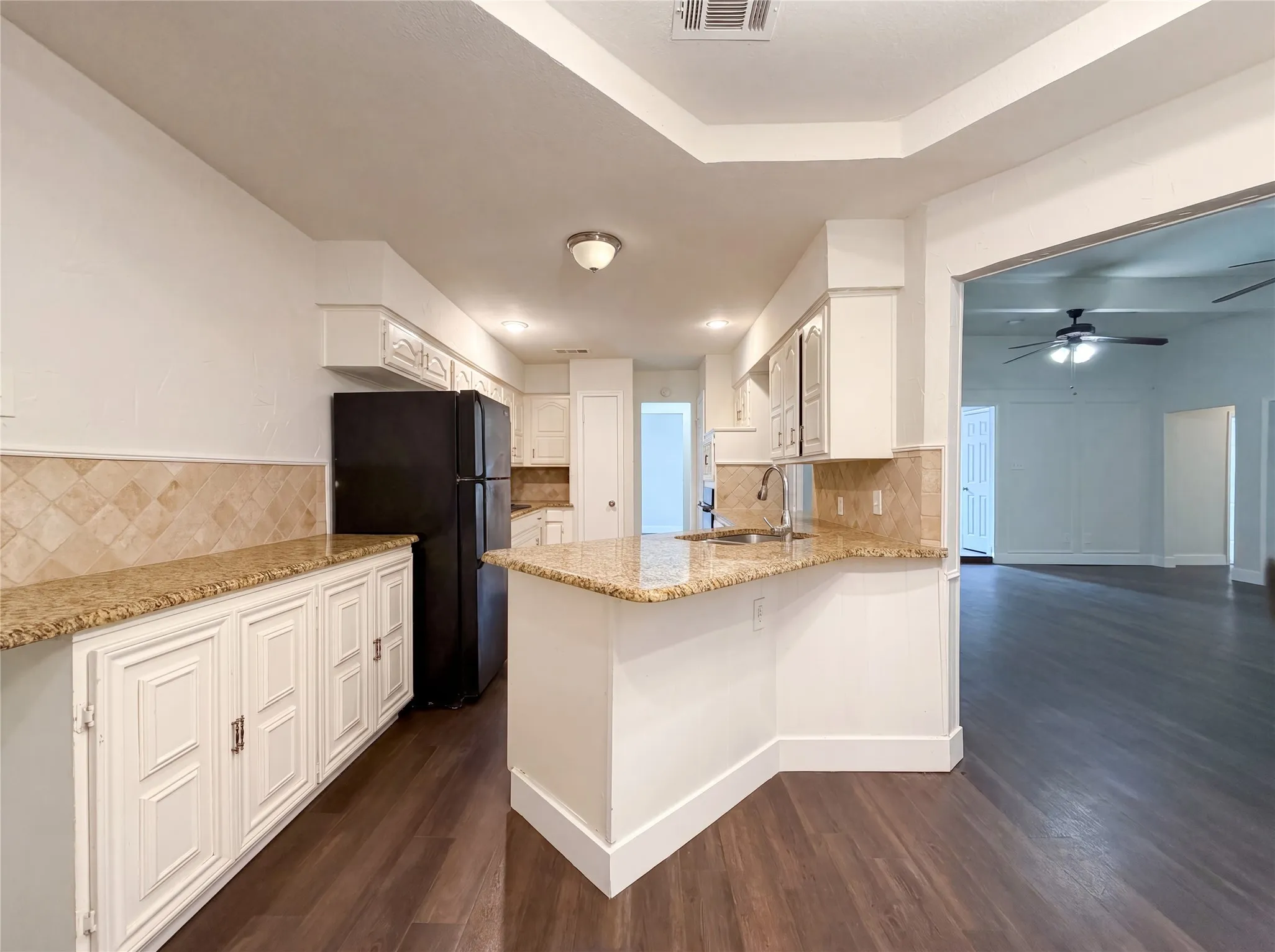Single Family Residence For Sale in Dallas County , 2005 N Arbor Rose Drive, Grand Prairie, Texas 75050, 4 Bedroom, 3 Bathroom, 2 Garage spaces, 2,360 Sqft, built in 1978, mls#21301258, Real Estate Agent in Grand Prairie, Homes For Sale in Dallas county, Homes For Sale in Grand Prairie, Realtor in Grand Prairie Texas, Real Estate Brokerage Independent Realty Texas, Luminita Cordes Realtor