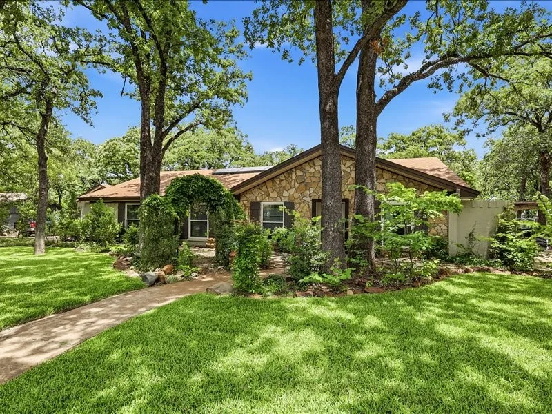 Single Family Residence For Sale in Tarrant County , 200 Timberlane Terrace, Euless, Texas 76039, 4 Bedroom, 2 Bathroom, Garage spaces, 2,650 Sqft, built in 1965, mls#21299740, Real Estate Agent in Euless, Homes For Sale in Tarrant county, Homes For Sale in Euless, Realtor in Euless Texas, Real Estate Brokerage Independent Realty Texas, Luminita Cordes Realtor