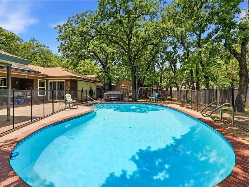 Single Family Residence For Sale in Tarrant County , 200 Timberlane Terrace, Euless, Texas 76039, 4 Bedroom, 2 Bathroom, Garage spaces, 2,650 Sqft, built in 1965, mls#21299740, Real Estate Agent in Euless, Homes For Sale in Tarrant county, Homes For Sale in Euless, Realtor in Euless Texas, Real Estate Brokerage Independent Realty Texas, Luminita Cordes Realtor
