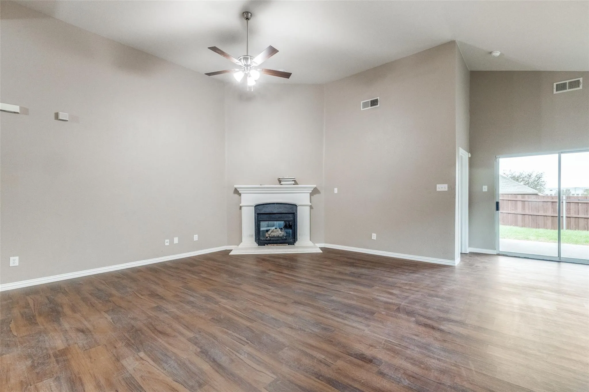 Single Family Residence For Sale in Tarrant County , 10005 Bull Run, Fort Worth, Texas 76177, 4 Bedroom, 2 Bathroom, 2 Garage spaces, 1,858 Sqft, built in 2005, Price $330,000, mls#21301641, Real Estate Agent in Fort Worth, Homes For Sale in Tarrant county, Homes For Sale in Fort Worth, Realtor in Fort Worth Texas, Real Estate Brokerage Independent Realty Texas, Luminita Cordes Realtor