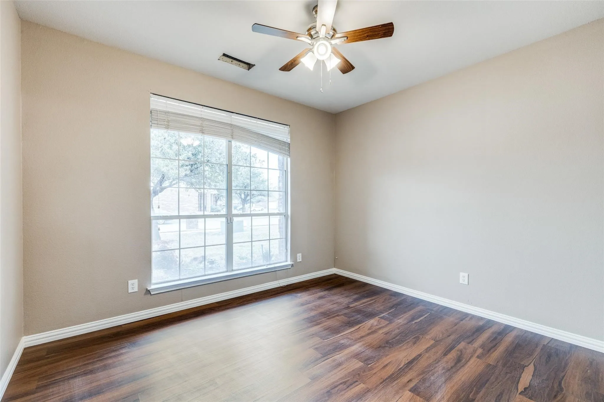 Single Family Residence For Sale in Tarrant County , 10005 Bull Run, Fort Worth, Texas 76177, 4 Bedroom, 2 Bathroom, 2 Garage spaces, 1,858 Sqft, built in 2005, Price $330,000, mls#21301641, Real Estate Agent in Fort Worth, Homes For Sale in Tarrant county, Homes For Sale in Fort Worth, Realtor in Fort Worth Texas, Real Estate Brokerage Independent Realty Texas, Luminita Cordes Realtor