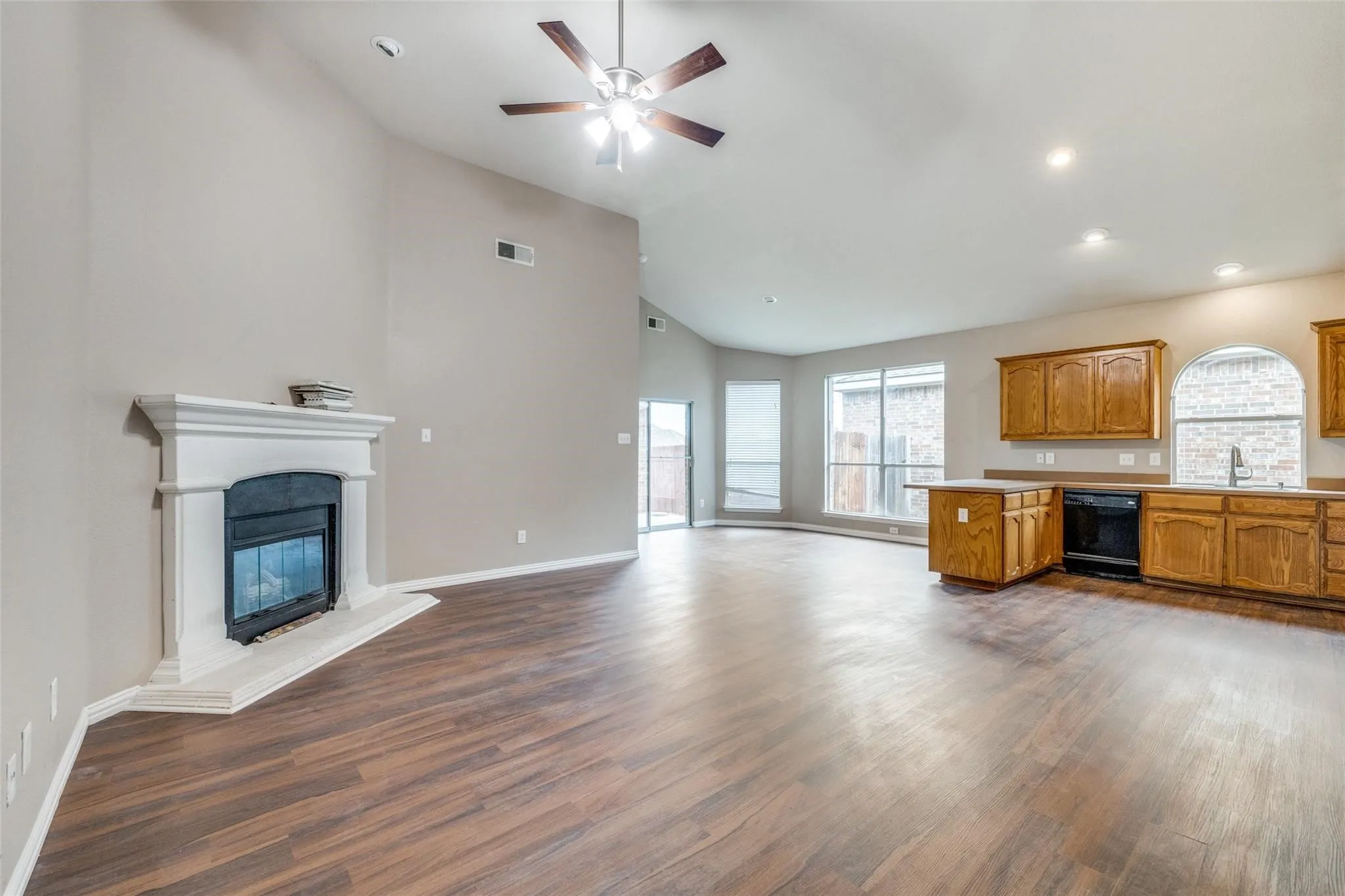 Single Family Residence For Sale in Tarrant County , 10005 Bull Run, Fort Worth, Texas 76177, 4 Bedroom, 2 Bathroom, 2 Garage spaces, 1,858 Sqft, built in 2005, Price $330,000, mls#21301641, Real Estate Agent in Fort Worth, Homes For Sale in Tarrant county, Homes For Sale in Fort Worth, Realtor in Fort Worth Texas, Real Estate Brokerage Independent Realty Texas, Luminita Cordes Realtor