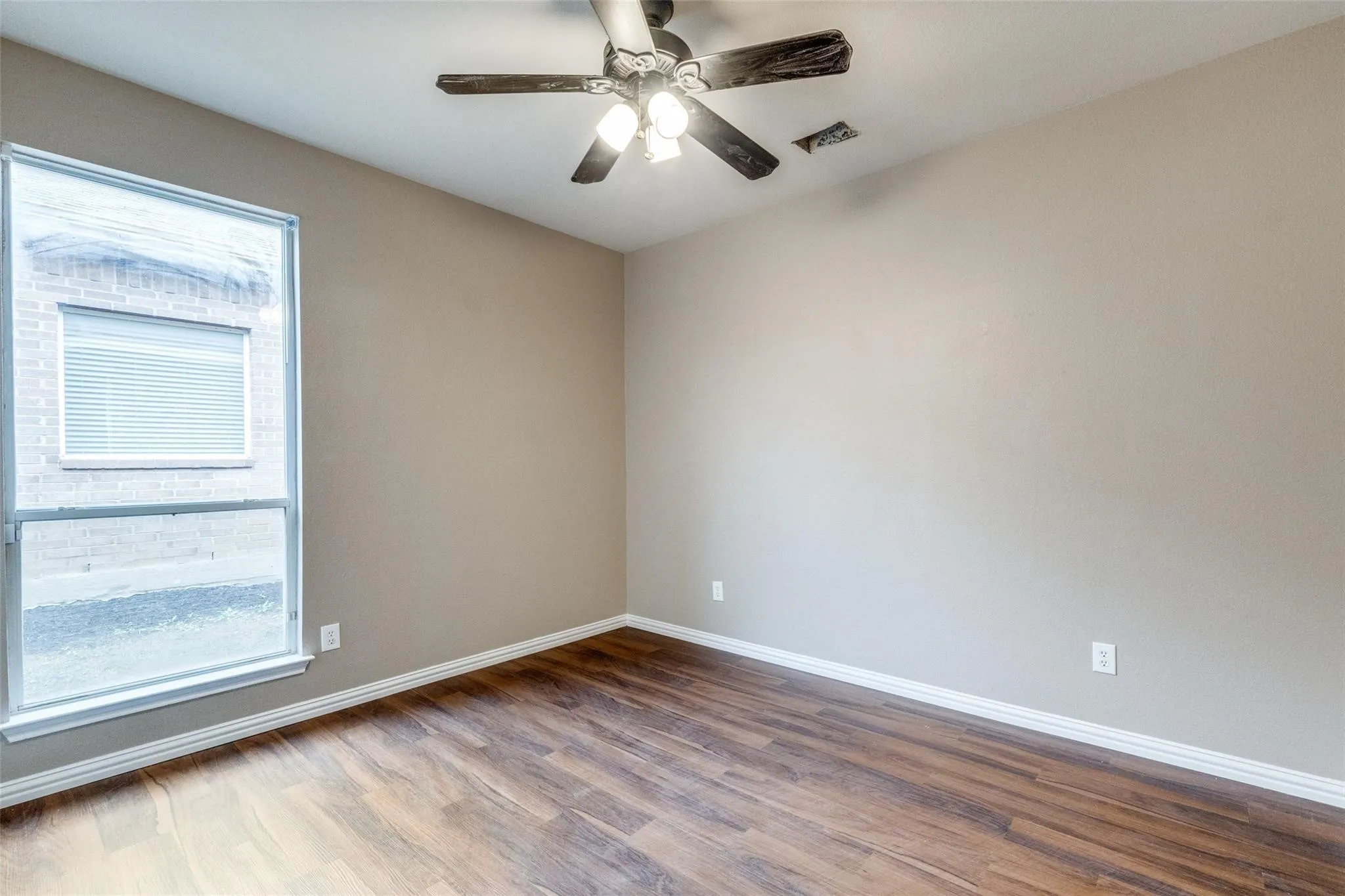 Single Family Residence For Sale in Tarrant County , 10005 Bull Run, Fort Worth, Texas 76177, 4 Bedroom, 2 Bathroom, 2 Garage spaces, 1,858 Sqft, built in 2005, Price $330,000, mls#21301641, Real Estate Agent in Fort Worth, Homes For Sale in Tarrant county, Homes For Sale in Fort Worth, Realtor in Fort Worth Texas, Real Estate Brokerage Independent Realty Texas, Luminita Cordes Realtor
