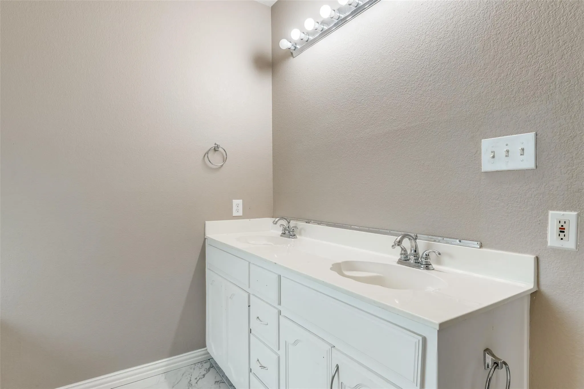 Single Family Residence For Sale in Tarrant County , 10005 Bull Run, Fort Worth, Texas 76177, 4 Bedroom, 2 Bathroom, 2 Garage spaces, 1,858 Sqft, built in 2005, Price $330,000, mls#21301641, Real Estate Agent in Fort Worth, Homes For Sale in Tarrant county, Homes For Sale in Fort Worth, Realtor in Fort Worth Texas, Real Estate Brokerage Independent Realty Texas, Luminita Cordes Realtor