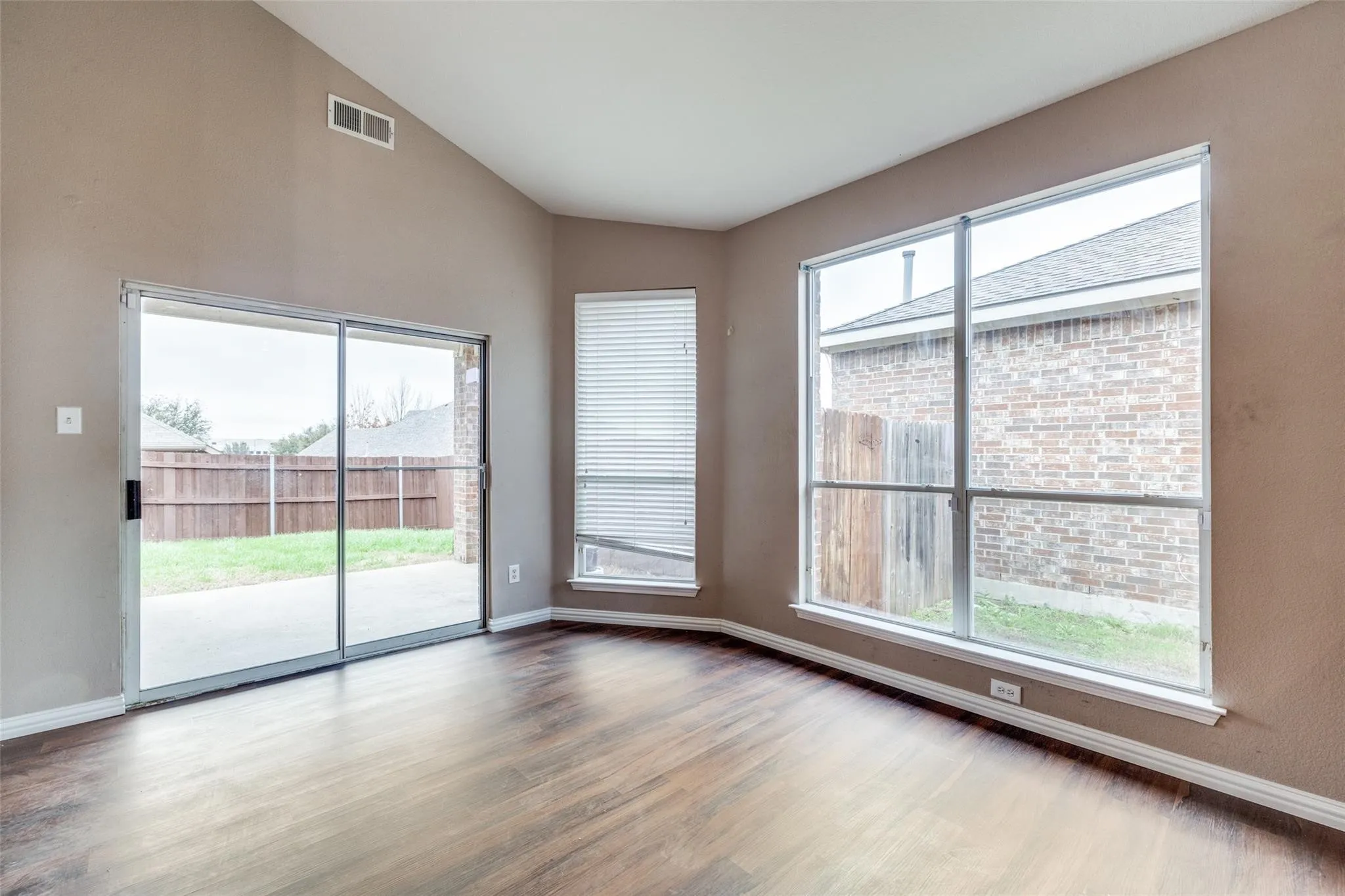 Single Family Residence For Sale in Tarrant County , 10005 Bull Run, Fort Worth, Texas 76177, 4 Bedroom, 2 Bathroom, 2 Garage spaces, 1,858 Sqft, built in 2005, Price $330,000, mls#21301641, Real Estate Agent in Fort Worth, Homes For Sale in Tarrant county, Homes For Sale in Fort Worth, Realtor in Fort Worth Texas, Real Estate Brokerage Independent Realty Texas, Luminita Cordes Realtor