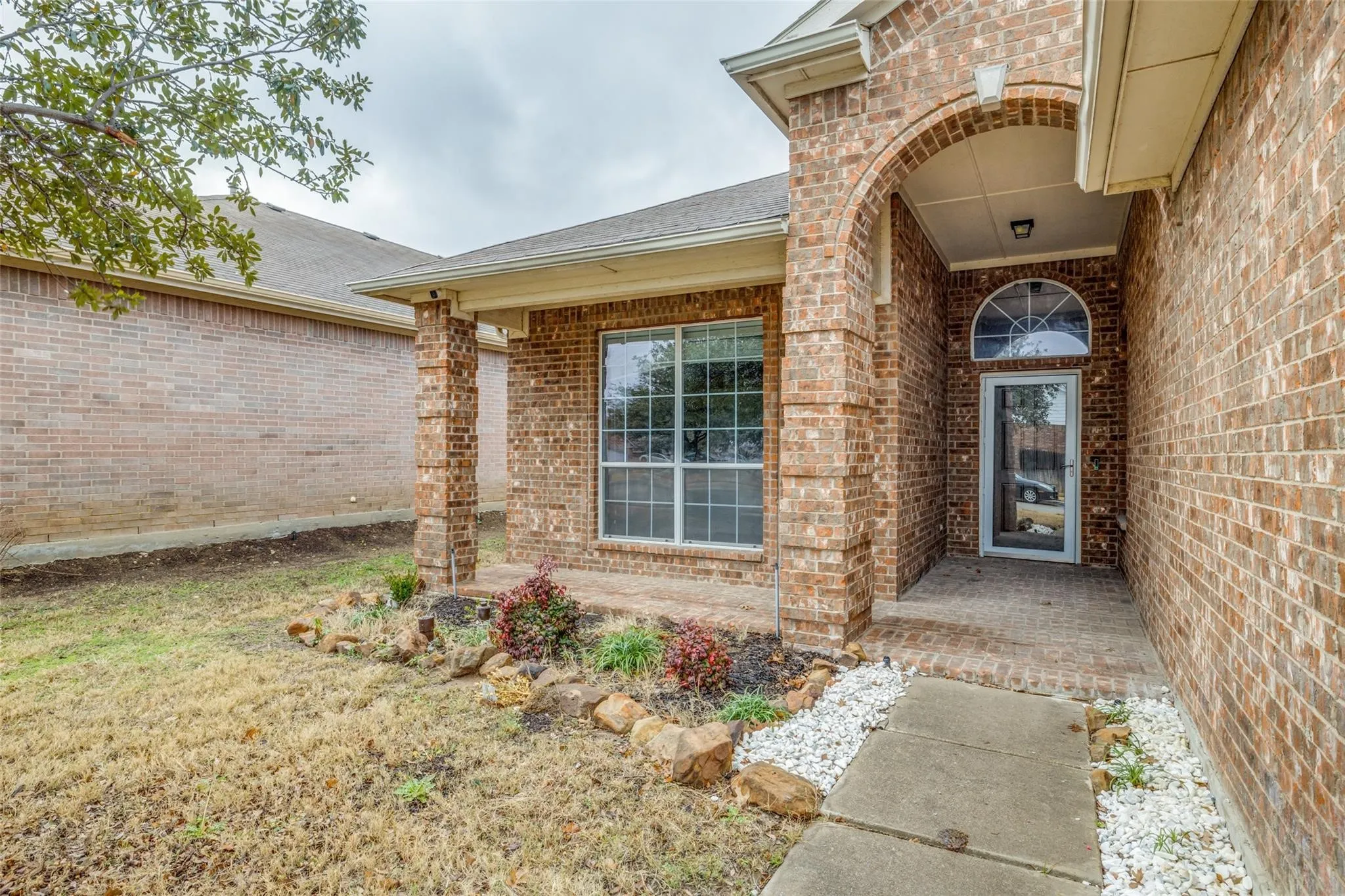 Single Family Residence For Sale in Tarrant County , 10005 Bull Run, Fort Worth, Texas 76177, 4 Bedroom, 2 Bathroom, 2 Garage spaces, 1,858 Sqft, built in 2005, Price $330,000, mls#21301641, Real Estate Agent in Fort Worth, Homes For Sale in Tarrant county, Homes For Sale in Fort Worth, Realtor in Fort Worth Texas, Real Estate Brokerage Independent Realty Texas, Luminita Cordes Realtor