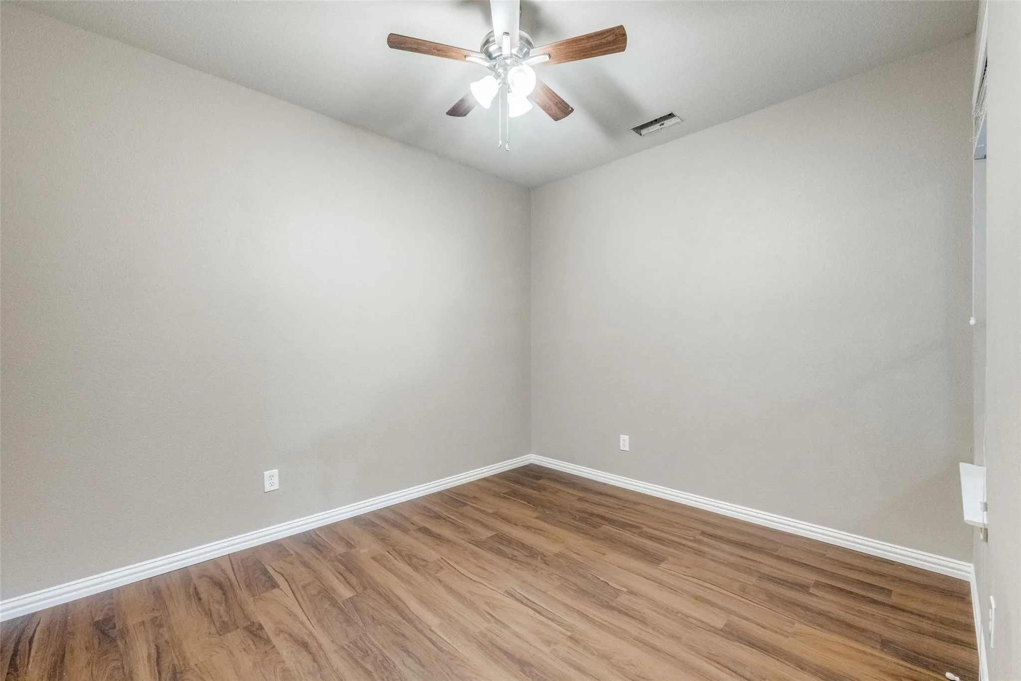 Single Family Residence For Sale in Tarrant County , 10005 Bull Run, Fort Worth, Texas 76177, 4 Bedroom, 2 Bathroom, 2 Garage spaces, 1,858 Sqft, built in 2005, Price $330,000, mls#21301641, Real Estate Agent in Fort Worth, Homes For Sale in Tarrant county, Homes For Sale in Fort Worth, Realtor in Fort Worth Texas, Real Estate Brokerage Independent Realty Texas, Luminita Cordes Realtor