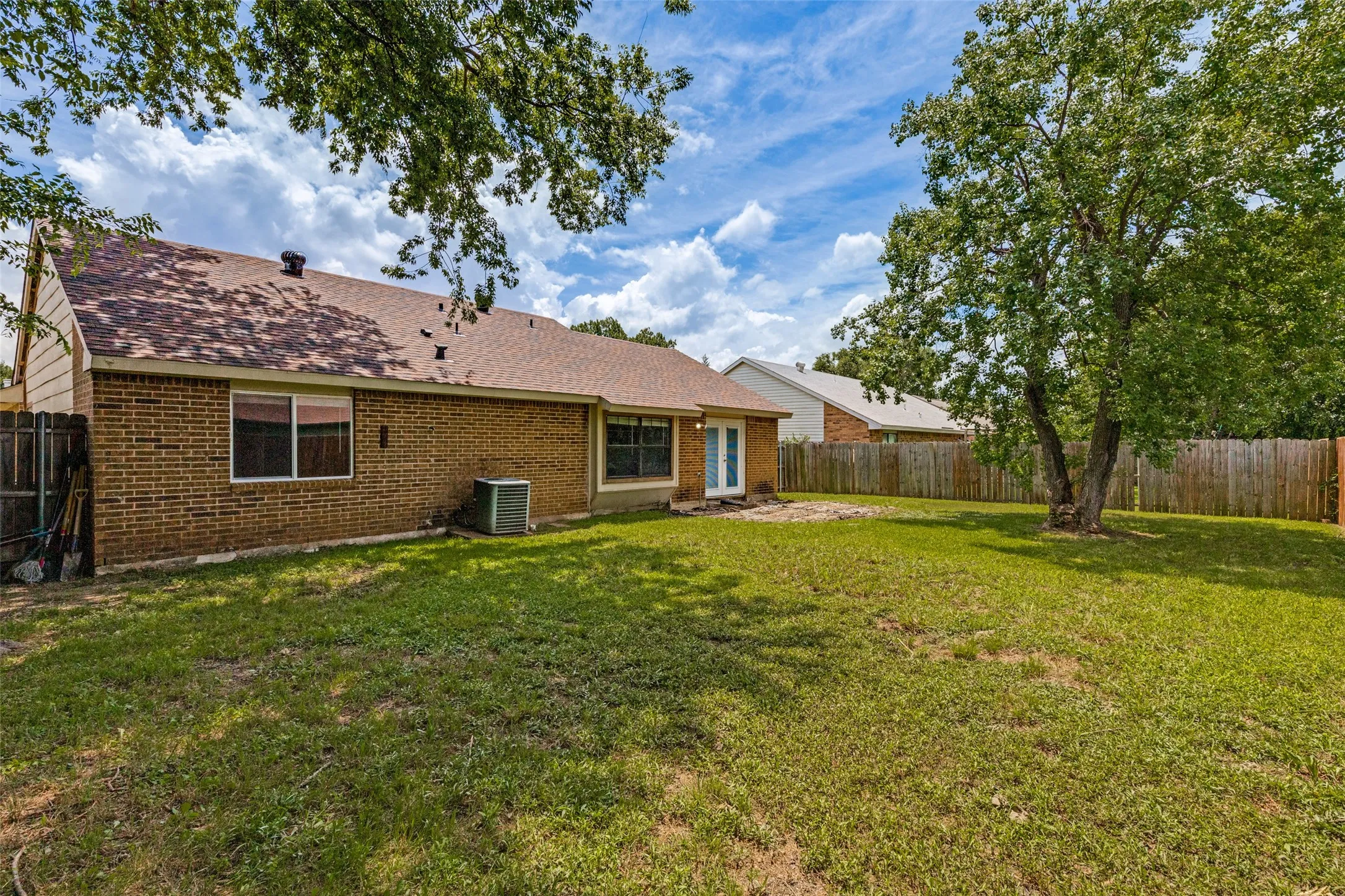 Single Family Residence For Sale in Tarrant County , 3206 Wintersmith Drive, Arlington, Texas 76014, 3 Bedroom, 2 Bathroom, 2 Garage spaces, 1,500 Sqft, built in 1981, mls#21301302, Real Estate Agent in Arlington, Homes For Sale in Tarrant county, Homes For Sale in Arlington, Realtor in Arlington Texas, Real Estate Brokerage Independent Realty Texas, Luminita Cordes Realtor