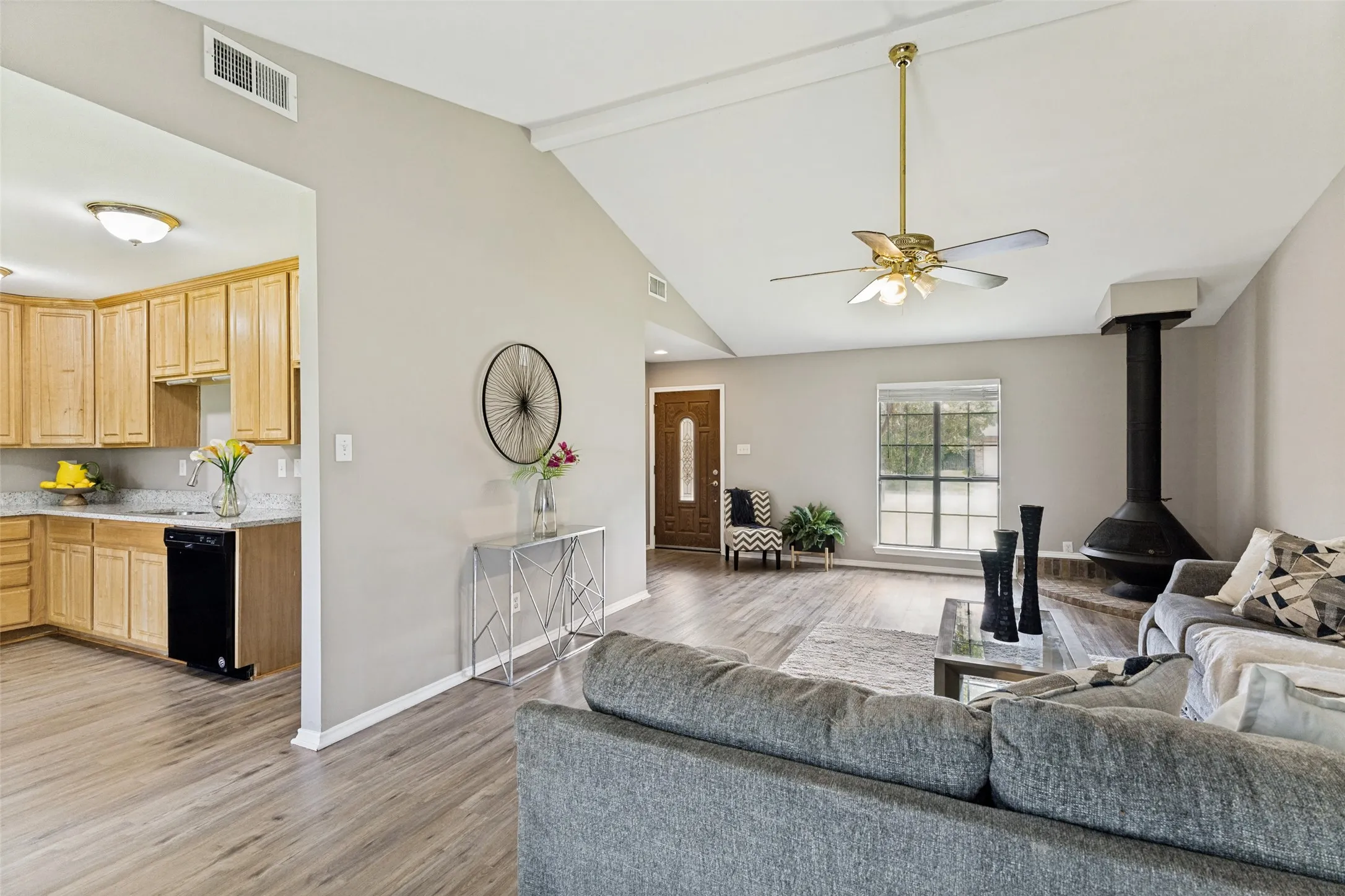 Single Family Residence For Sale in Tarrant County , 3206 Wintersmith Drive, Arlington, Texas 76014, 3 Bedroom, 2 Bathroom, 2 Garage spaces, 1,500 Sqft, built in 1981, mls#21301302, Real Estate Agent in Arlington, Homes For Sale in Tarrant county, Homes For Sale in Arlington, Realtor in Arlington Texas, Real Estate Brokerage Independent Realty Texas, Luminita Cordes Realtor