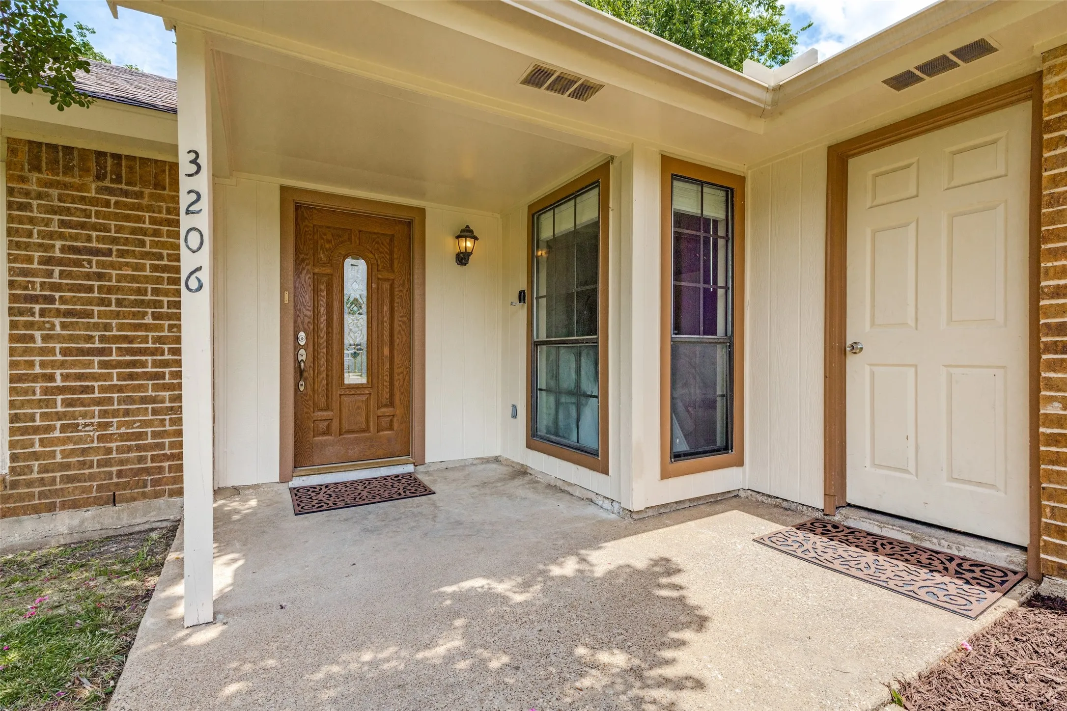 Single Family Residence For Sale in Tarrant County , 3206 Wintersmith Drive, Arlington, Texas 76014, 3 Bedroom, 2 Bathroom, 2 Garage spaces, 1,500 Sqft, built in 1981, mls#21301302, Real Estate Agent in Arlington, Homes For Sale in Tarrant county, Homes For Sale in Arlington, Realtor in Arlington Texas, Real Estate Brokerage Independent Realty Texas, Luminita Cordes Realtor