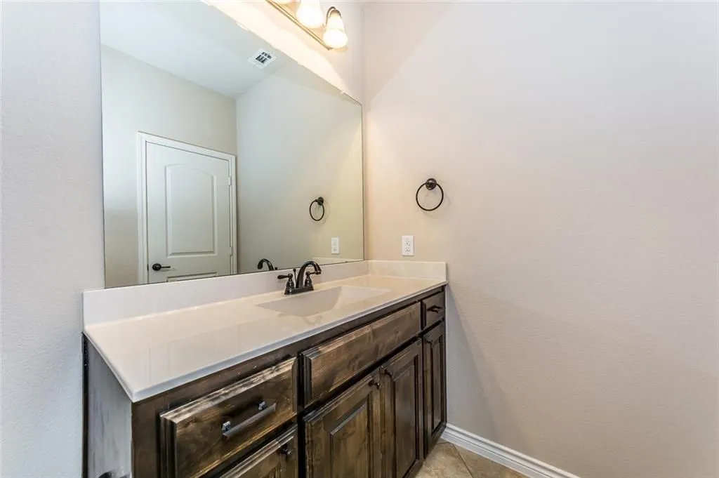 Full bathroom for the other two bedrooms.